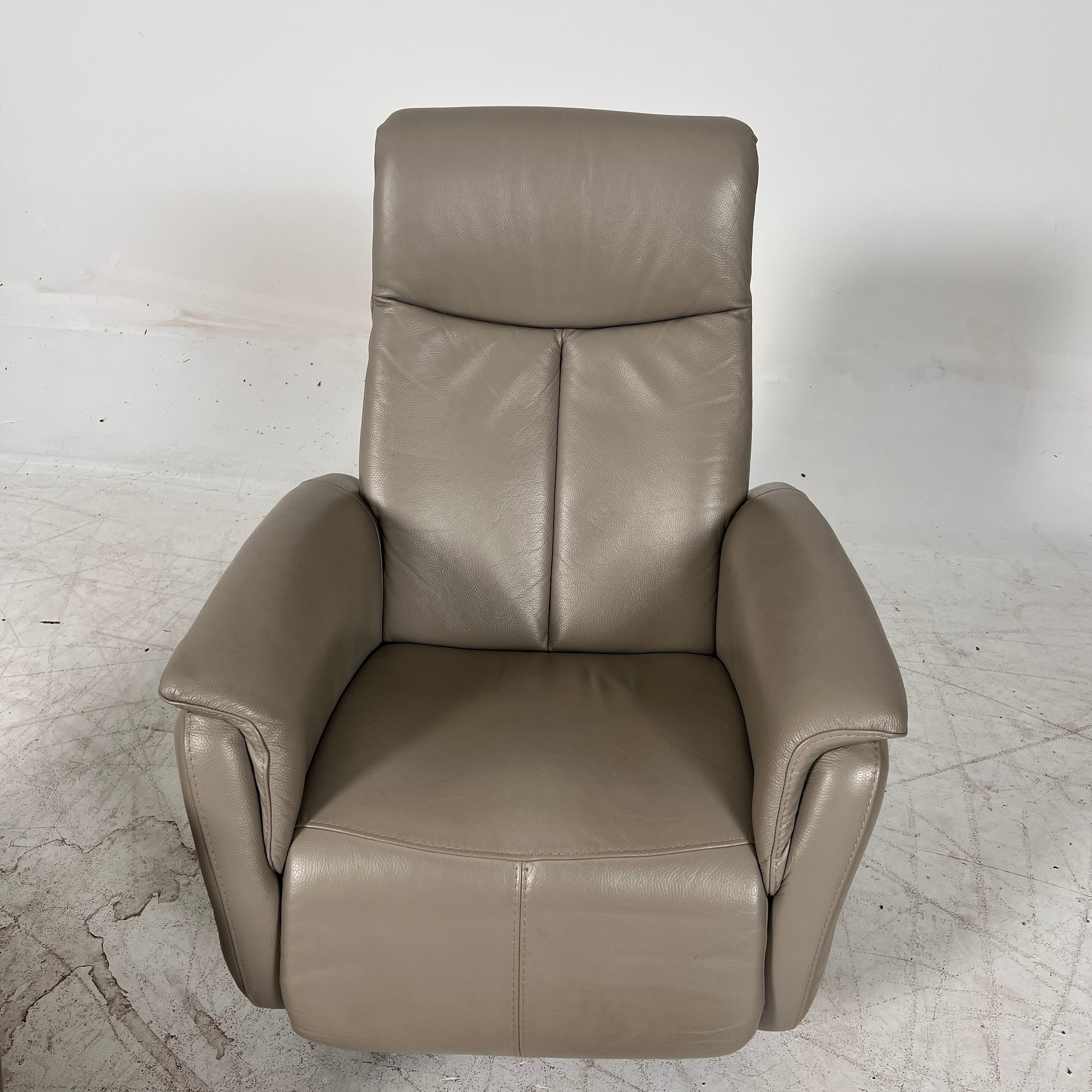 Matching Power Reclining Chairs. 2 Electric reclining Armchairs. Delivery available