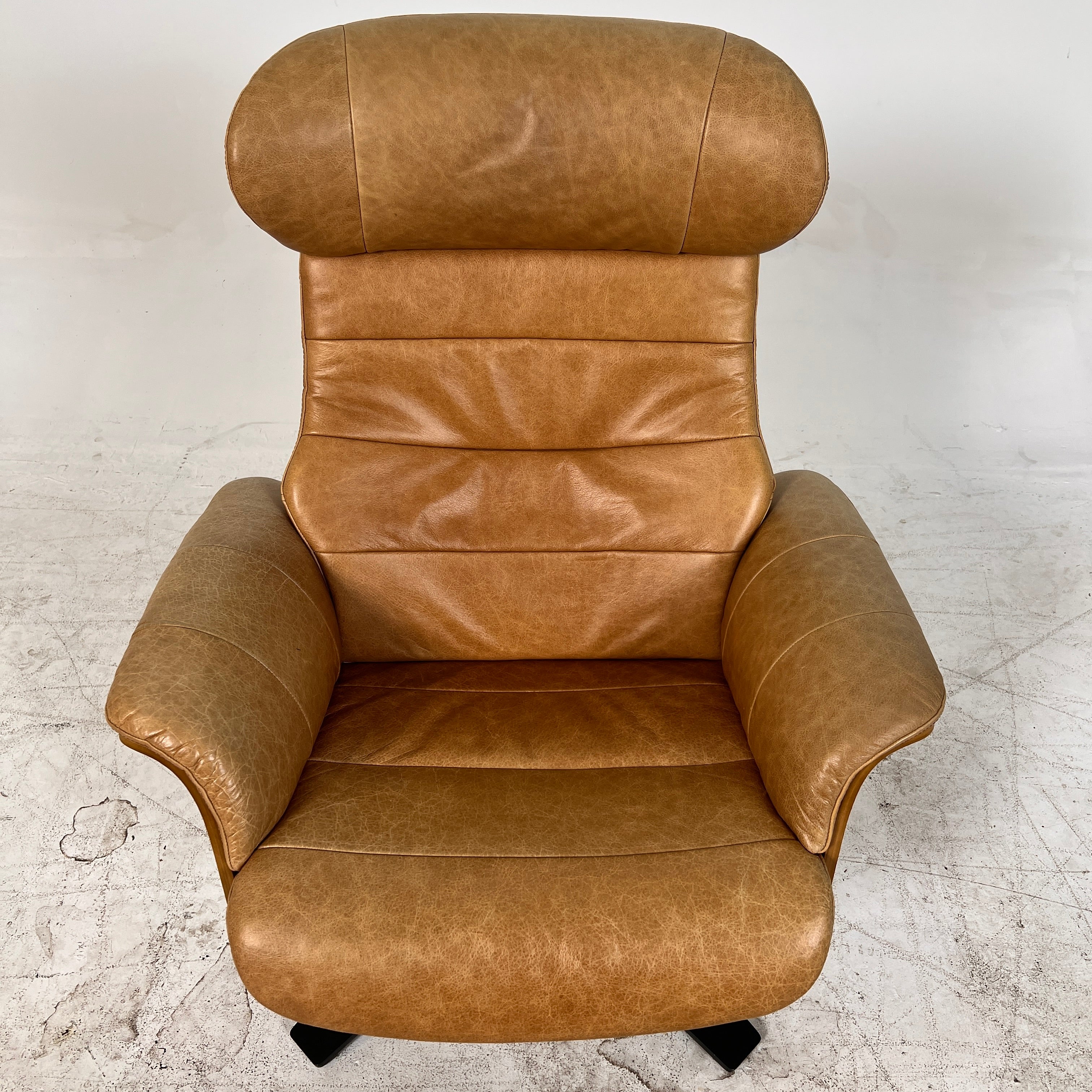 Conform Timeout Genuine Leather Swivel chair + ottoman. Delivery available