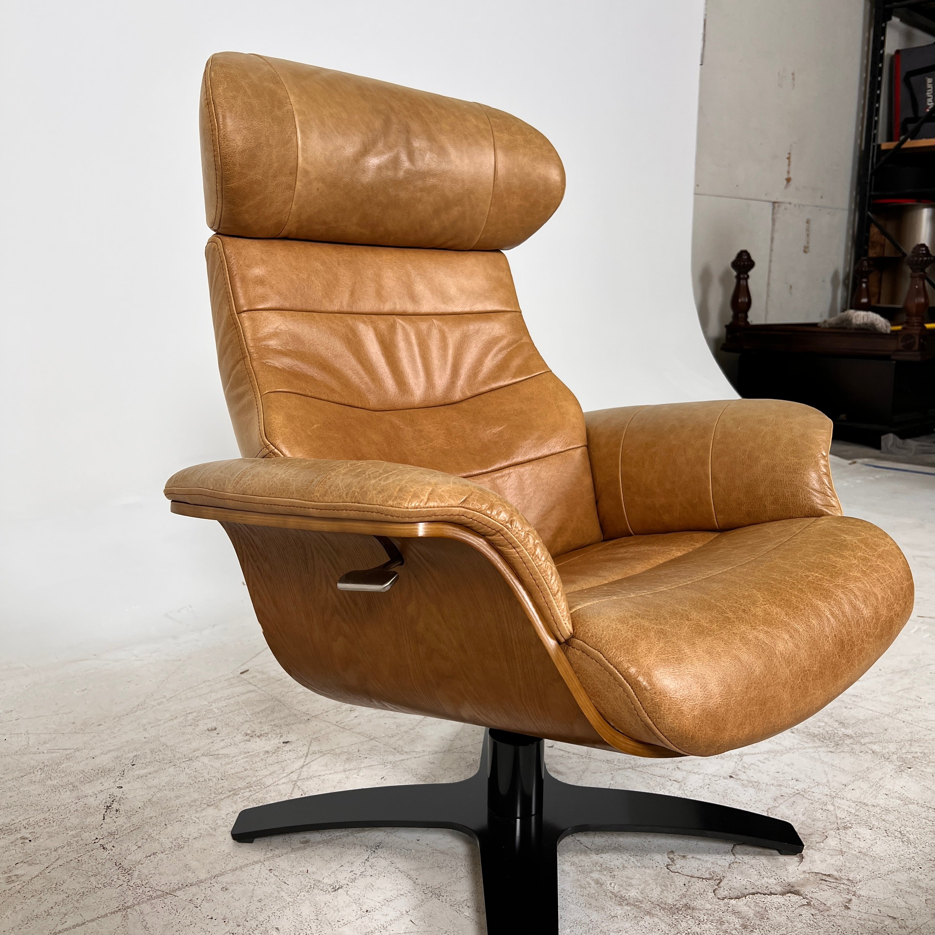Conform Timeout Genuine Leather Swivel chair + ottoman. Delivery available