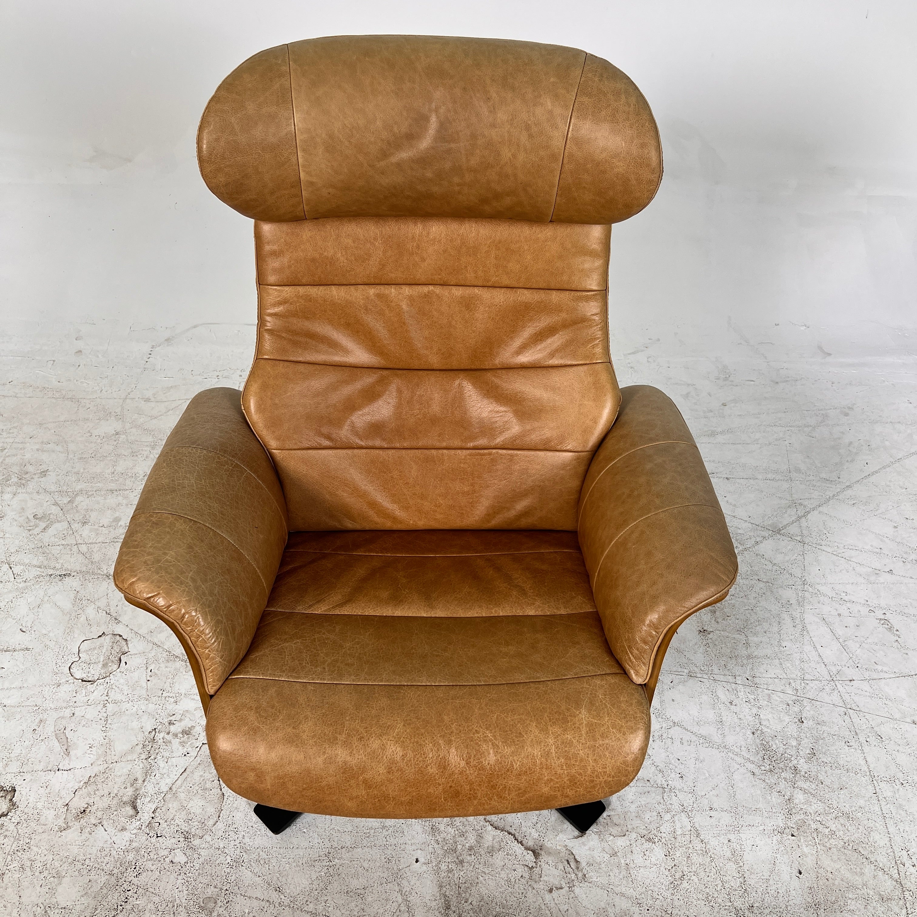 Conform Timeout Genuine Leather Swivel chair + ottoman. Delivery available