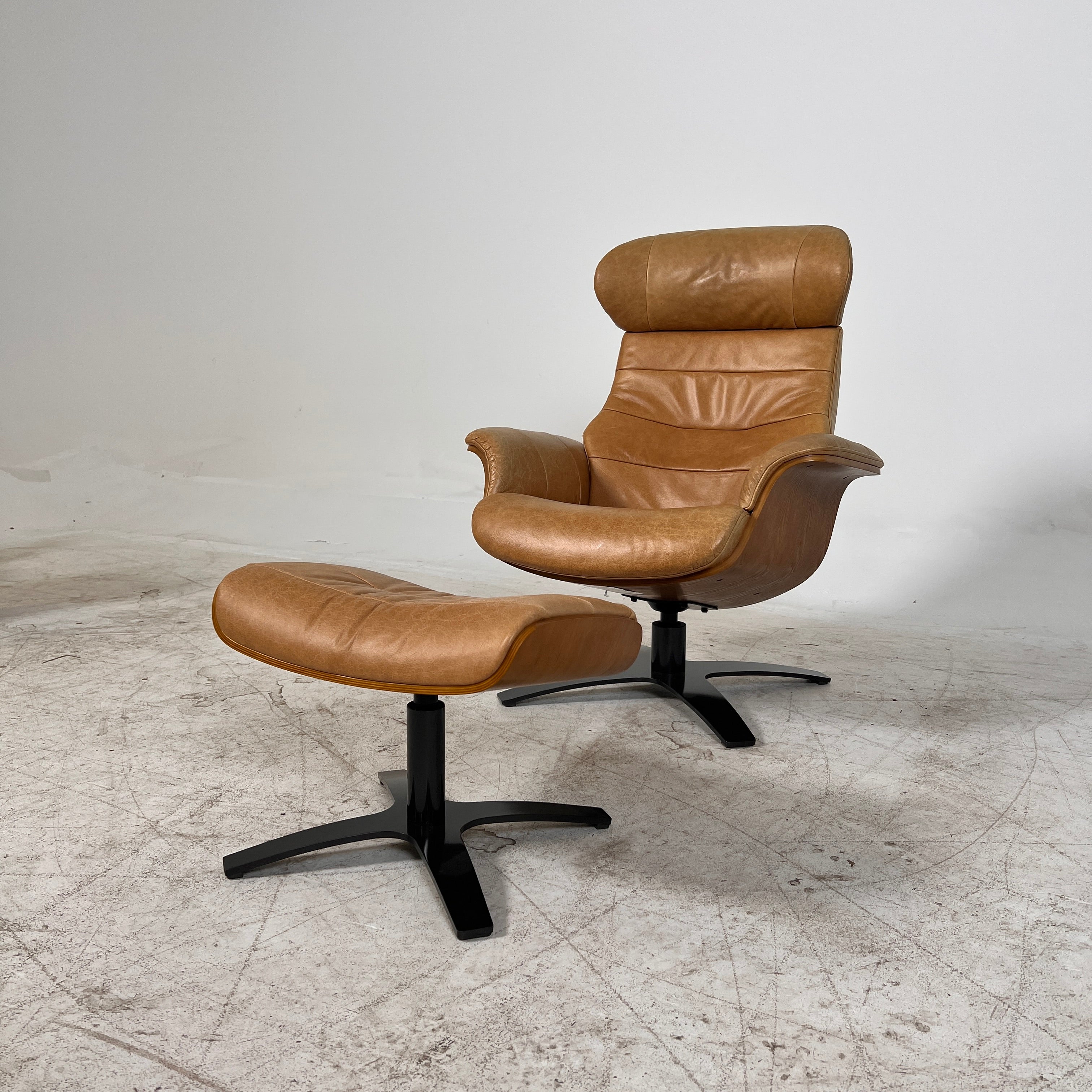 Conform Timeout Genuine Leather Swivel chair + ottoman. Delivery available