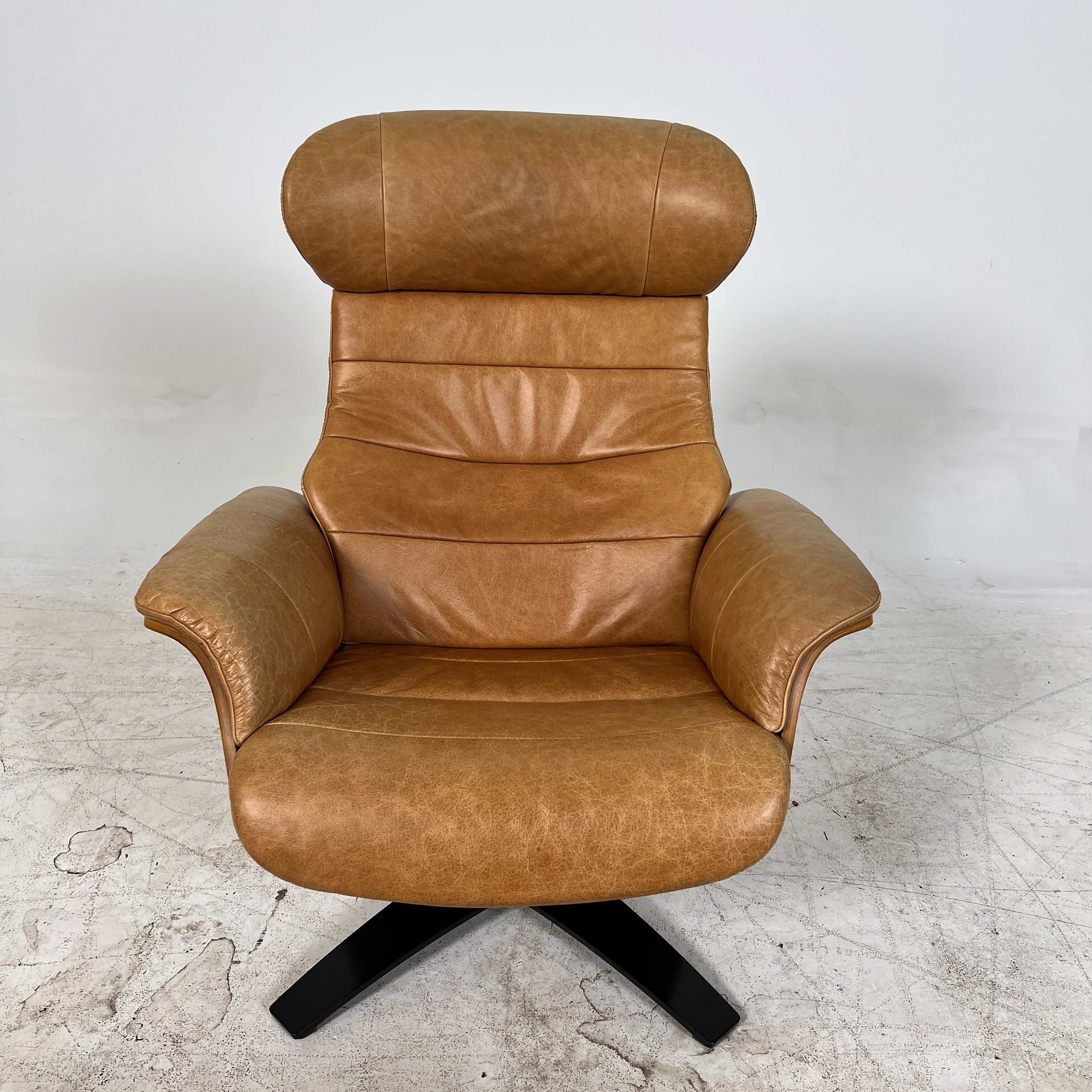 Conform Timeout Genuine Leather Swivel chair + ottoman. Delivery available