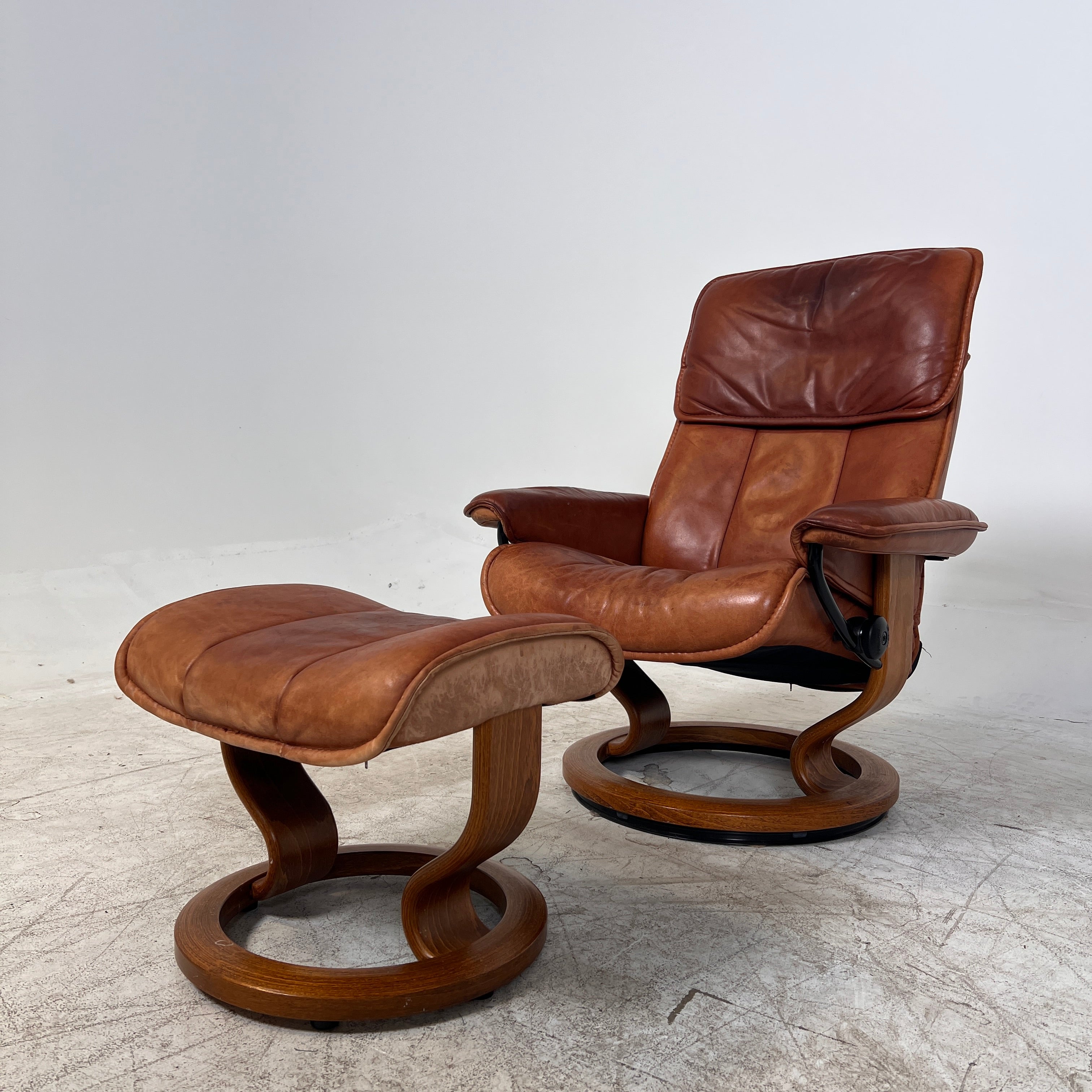 Ekornes Stressless Recliner + ottoman. MCM chair. delivery available