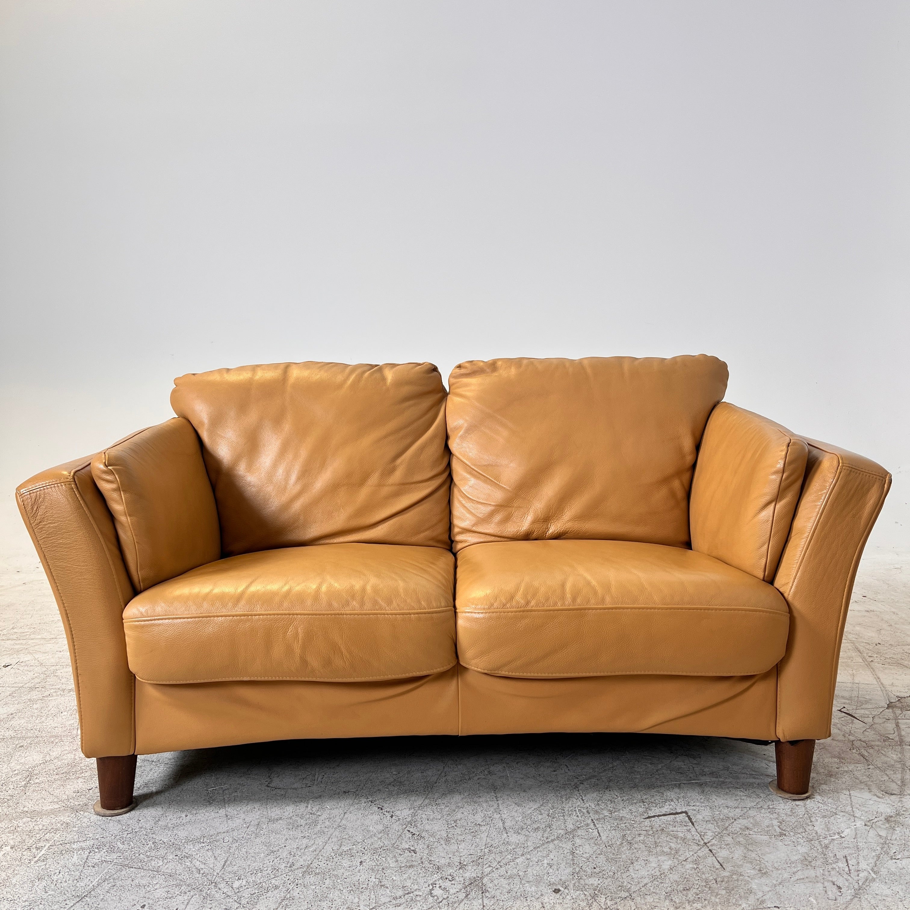 MCM leather sofa set. Tan Couch + loveseat set. Delivery available