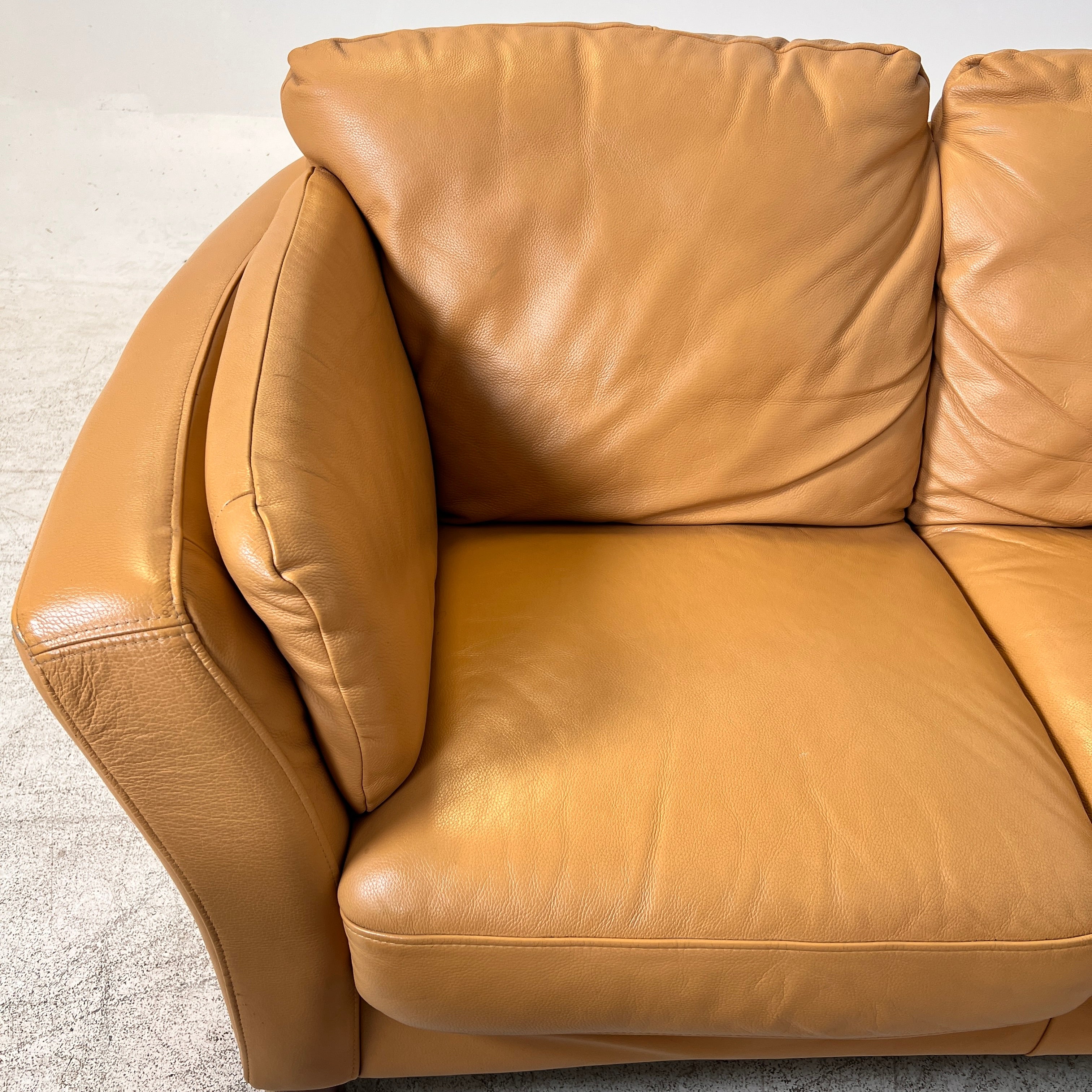 MCM leather sofa set. Tan Couch + loveseat set. Delivery available