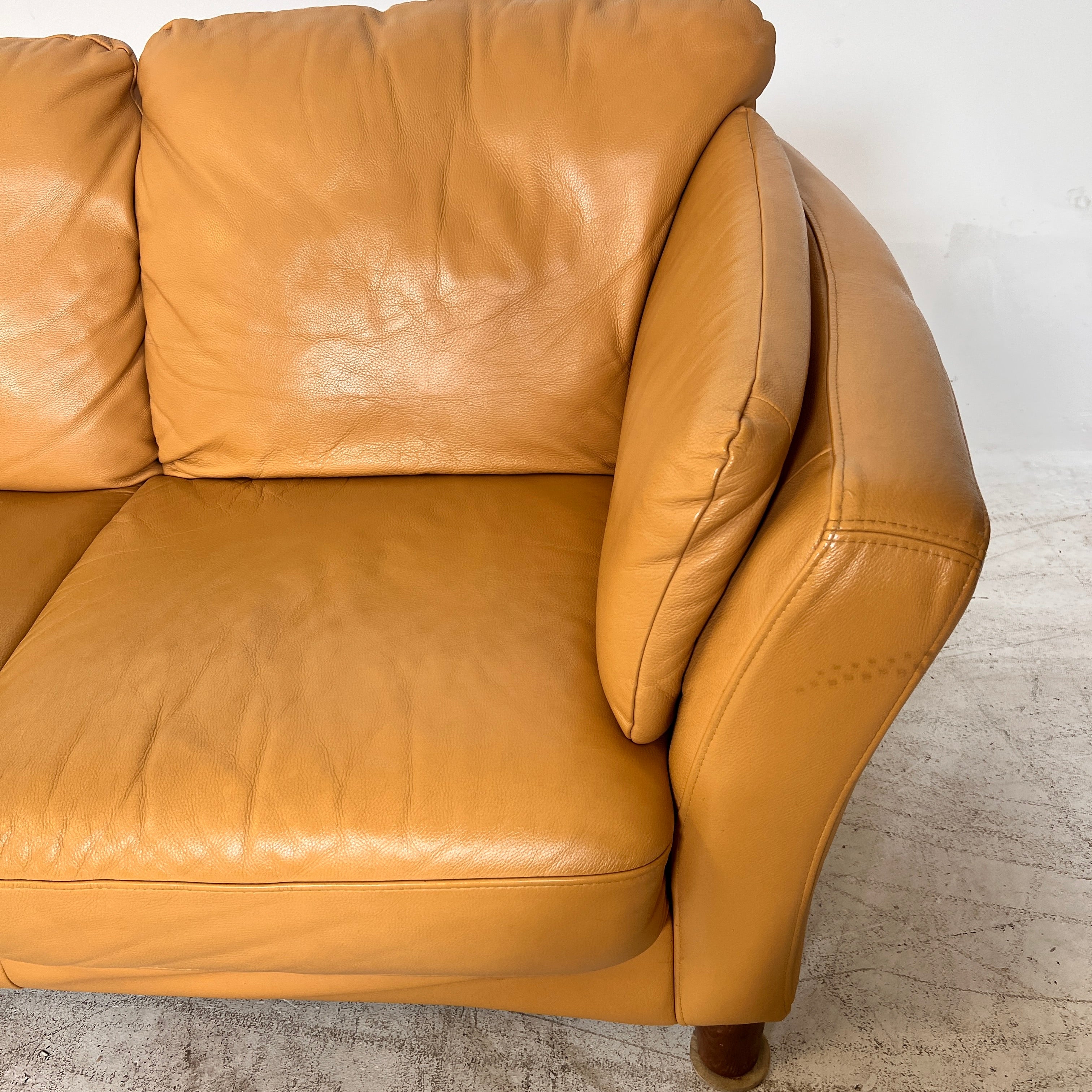 MCM leather sofa set. Tan Couch + loveseat set. Delivery available