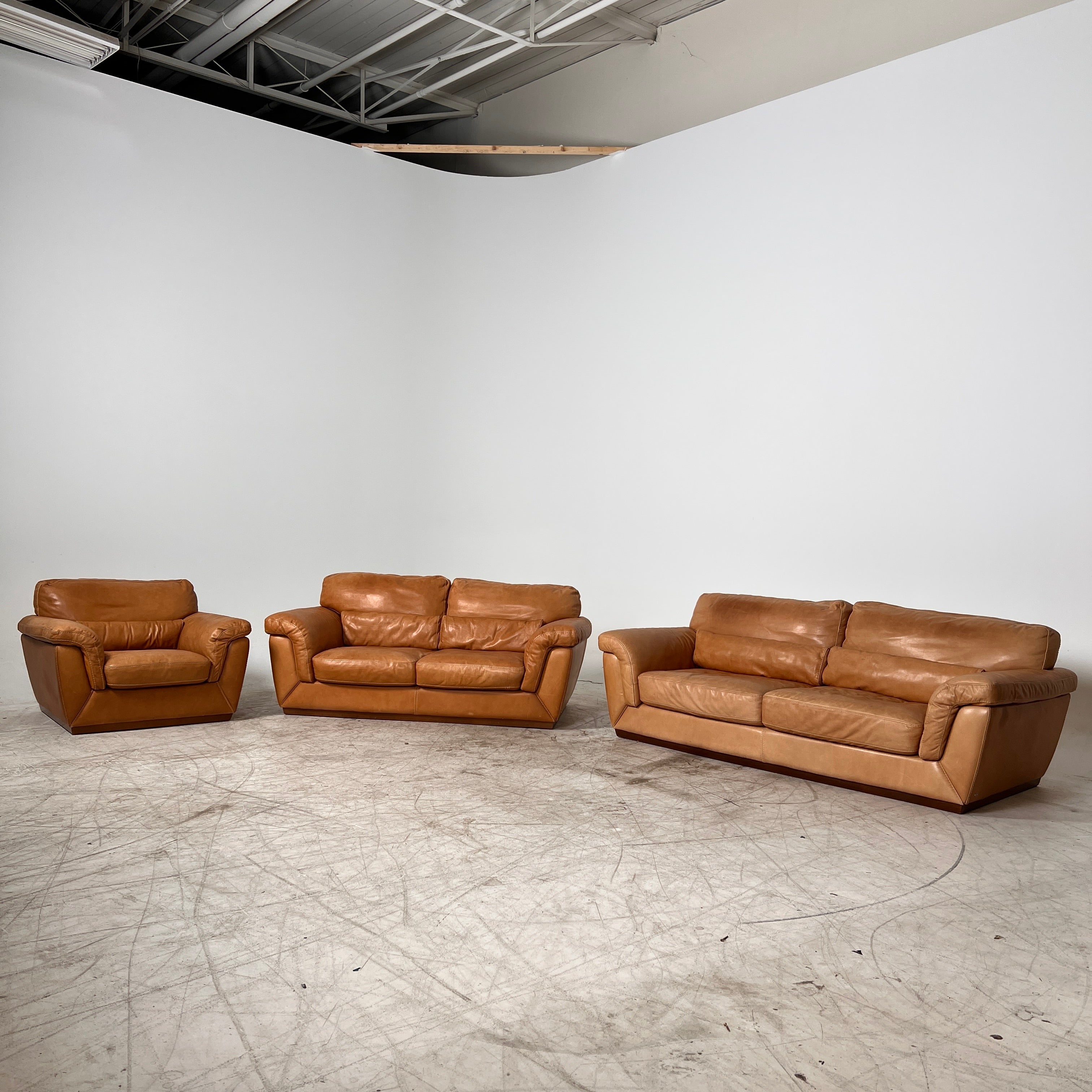 Natuzzi Italia Sofa Set. 3+2+1 Real leather couch set. Delivery avaialble