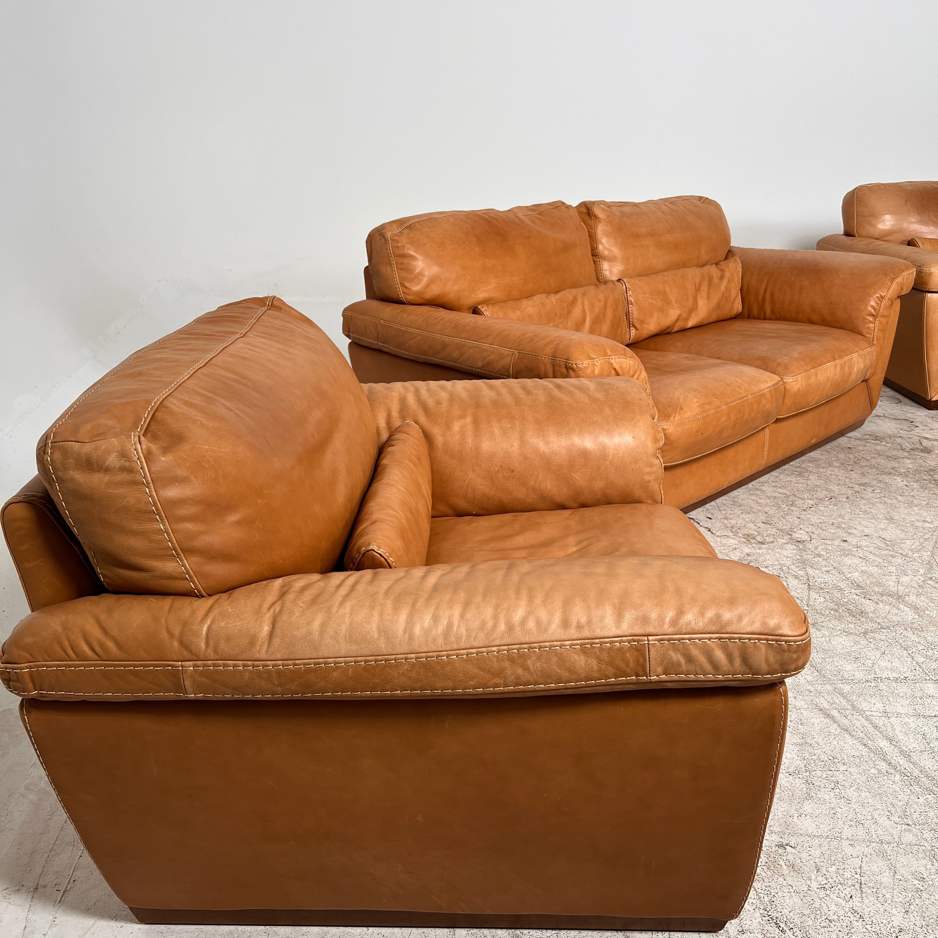 Natuzzi Italia Sofa Set. 3+2+1 Real leather couch set. Delivery avaialble
