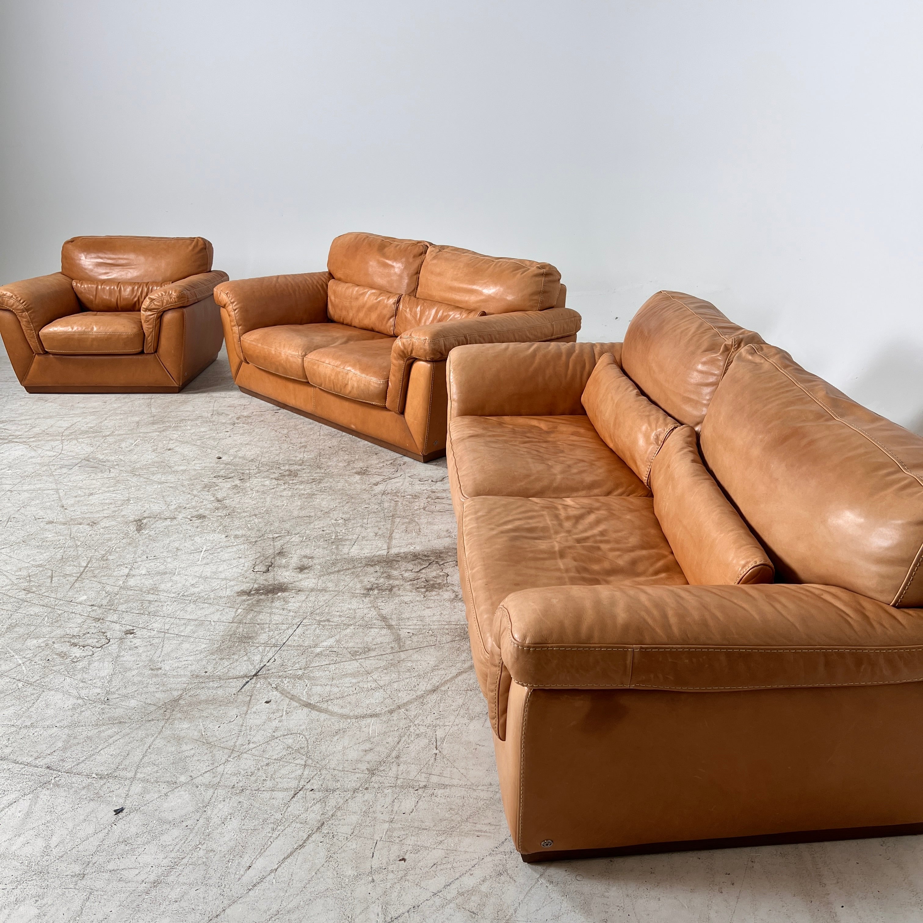 Natuzzi Italia Sofa Set. 3+2+1 Real leather couch set. Delivery avaialble