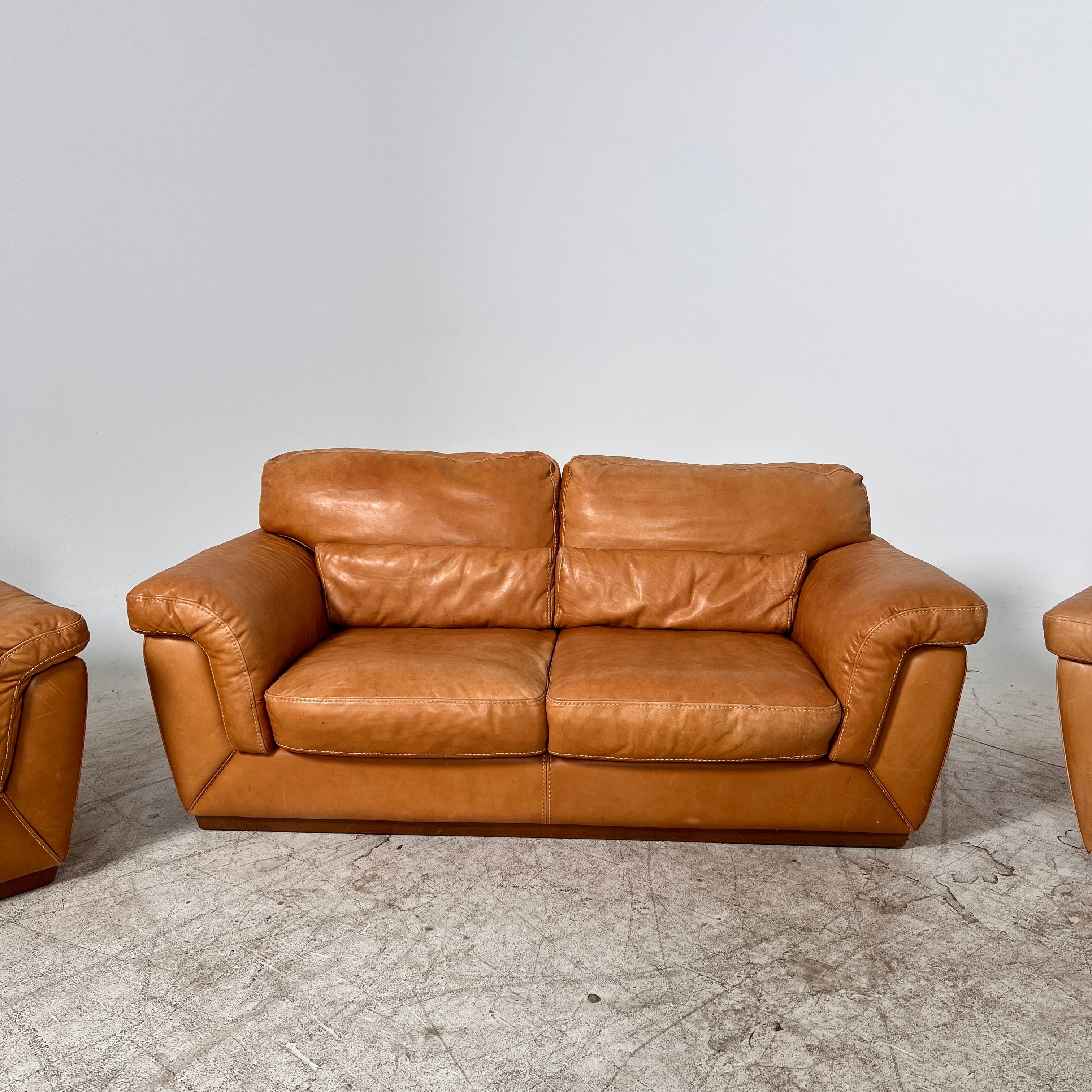 Natuzzi Italia Sofa Set. 3+2+1 Real leather couch set. Delivery avaialble