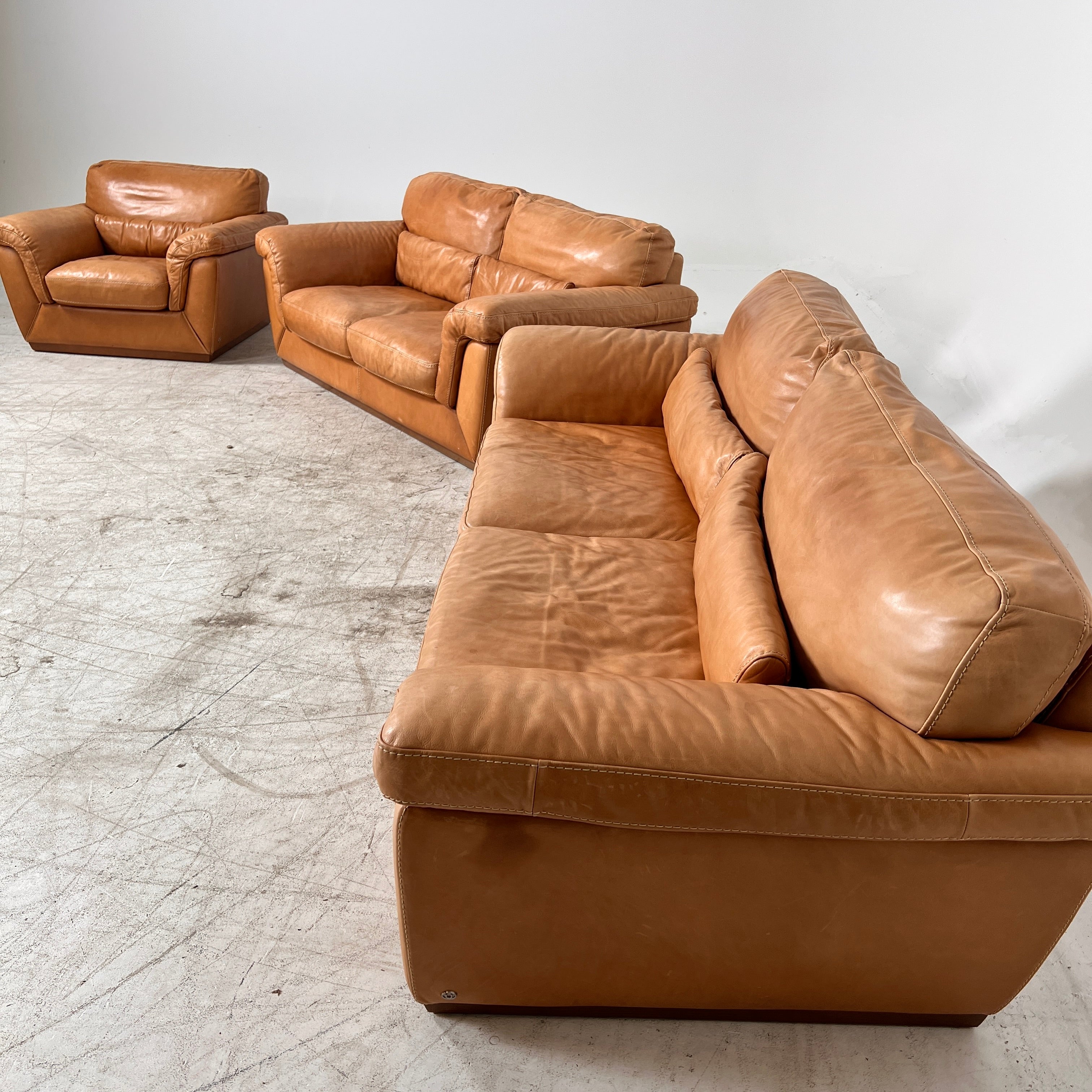 Natuzzi Italia Sofa Set. 3+2+1 Real leather couch set. Delivery avaialble