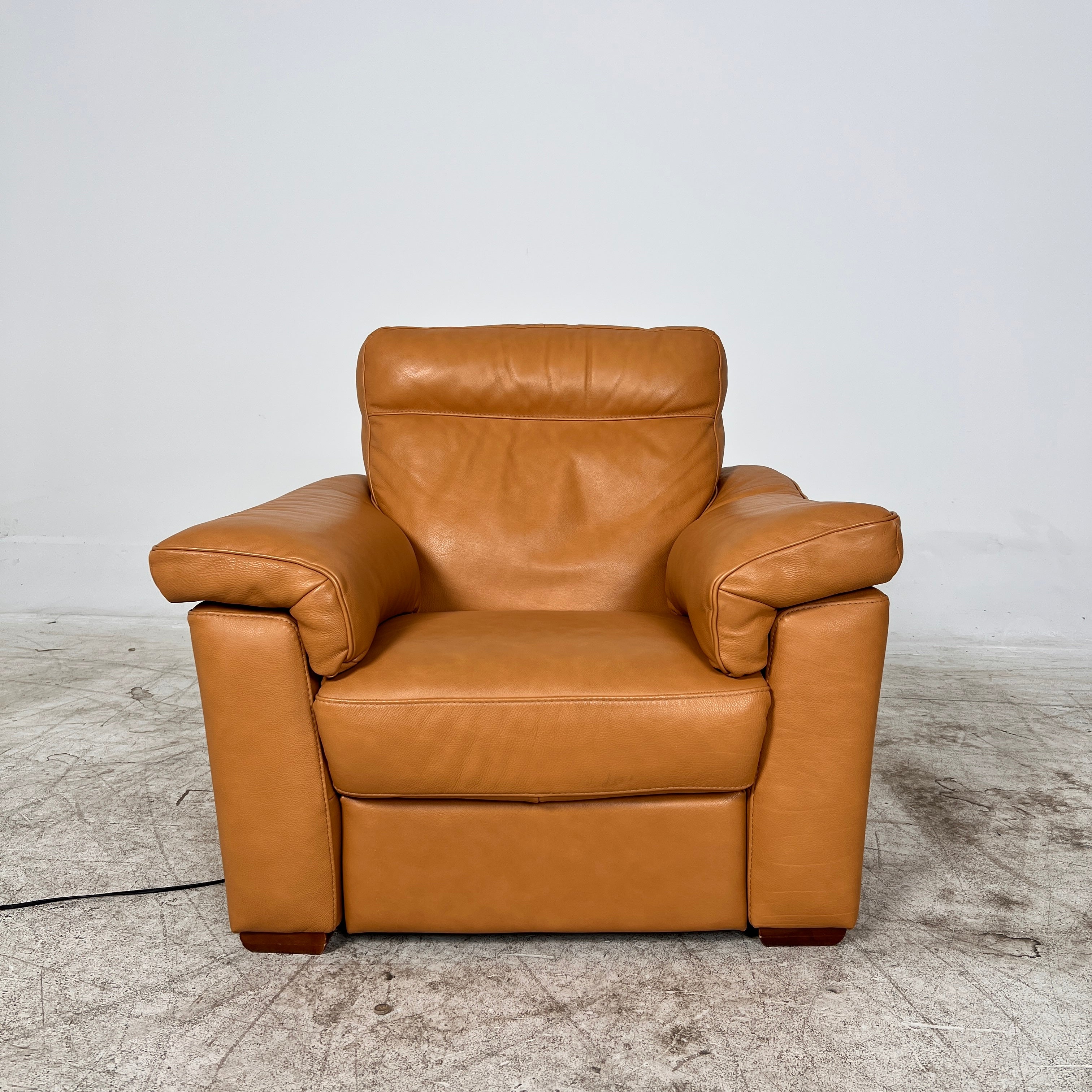 Natuzzi Editions power reclining chair. Leather electric recliner. Delivery available