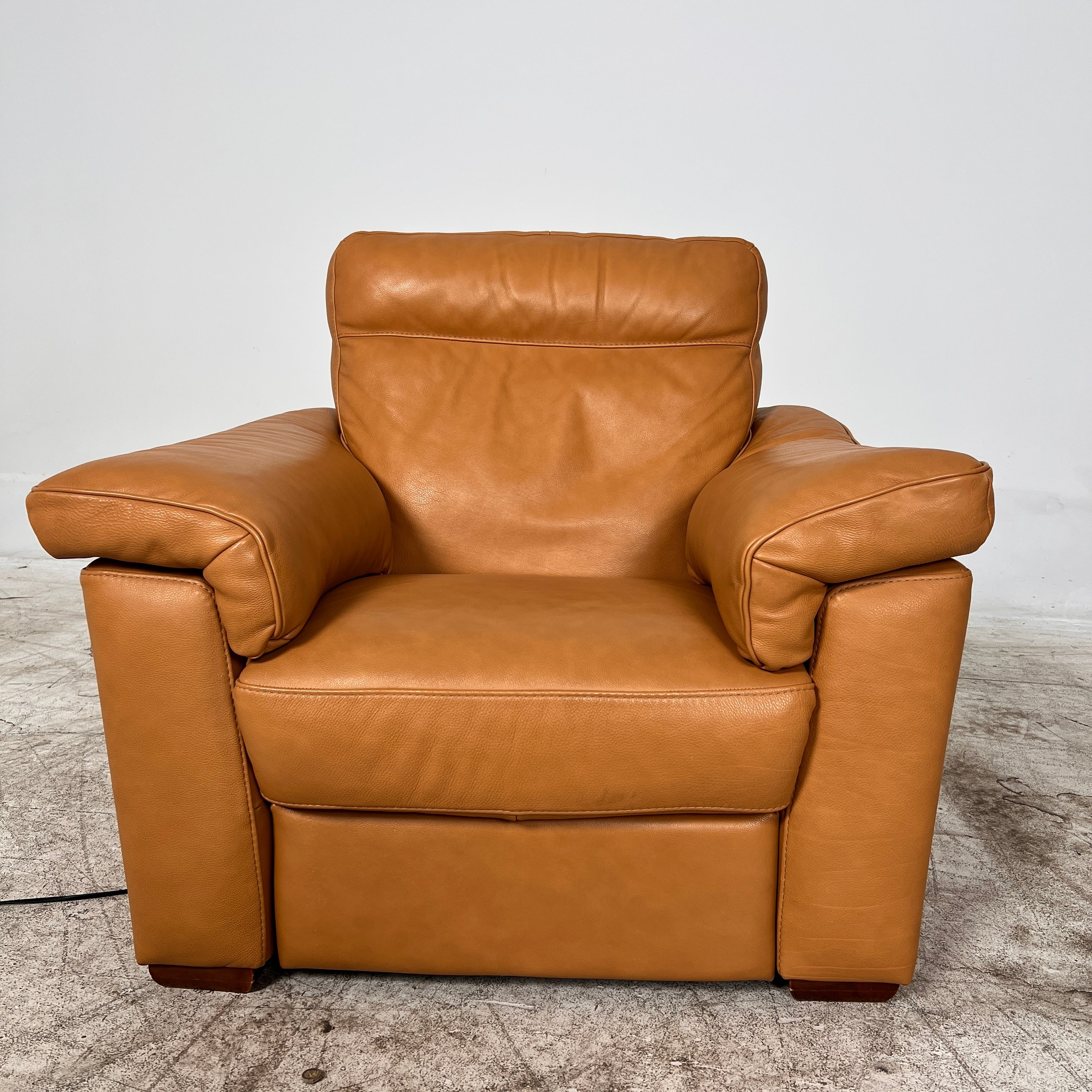 Natuzzi Editions power reclining chair. Leather electric recliner. Delivery available