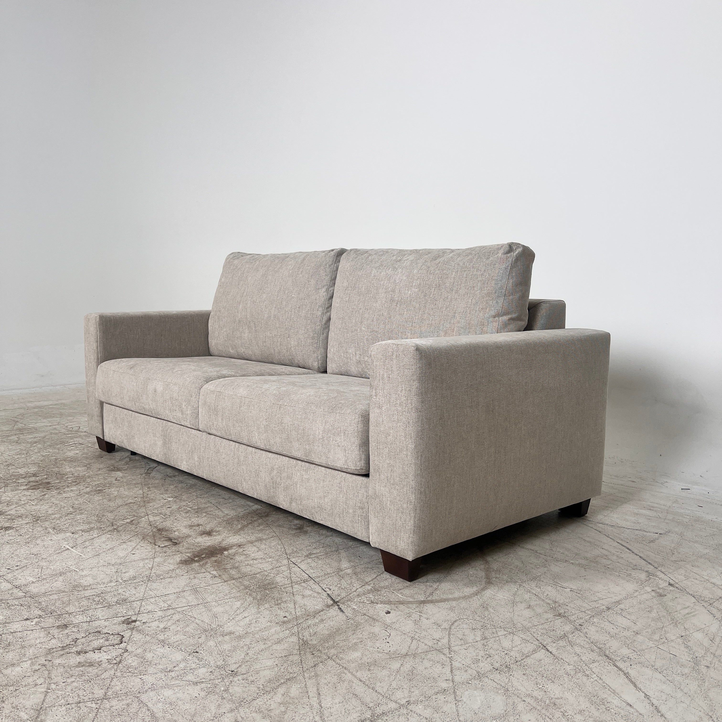Thomasville Pull Out Sofa Bed. Loveseat converts into a bed. Delivery available