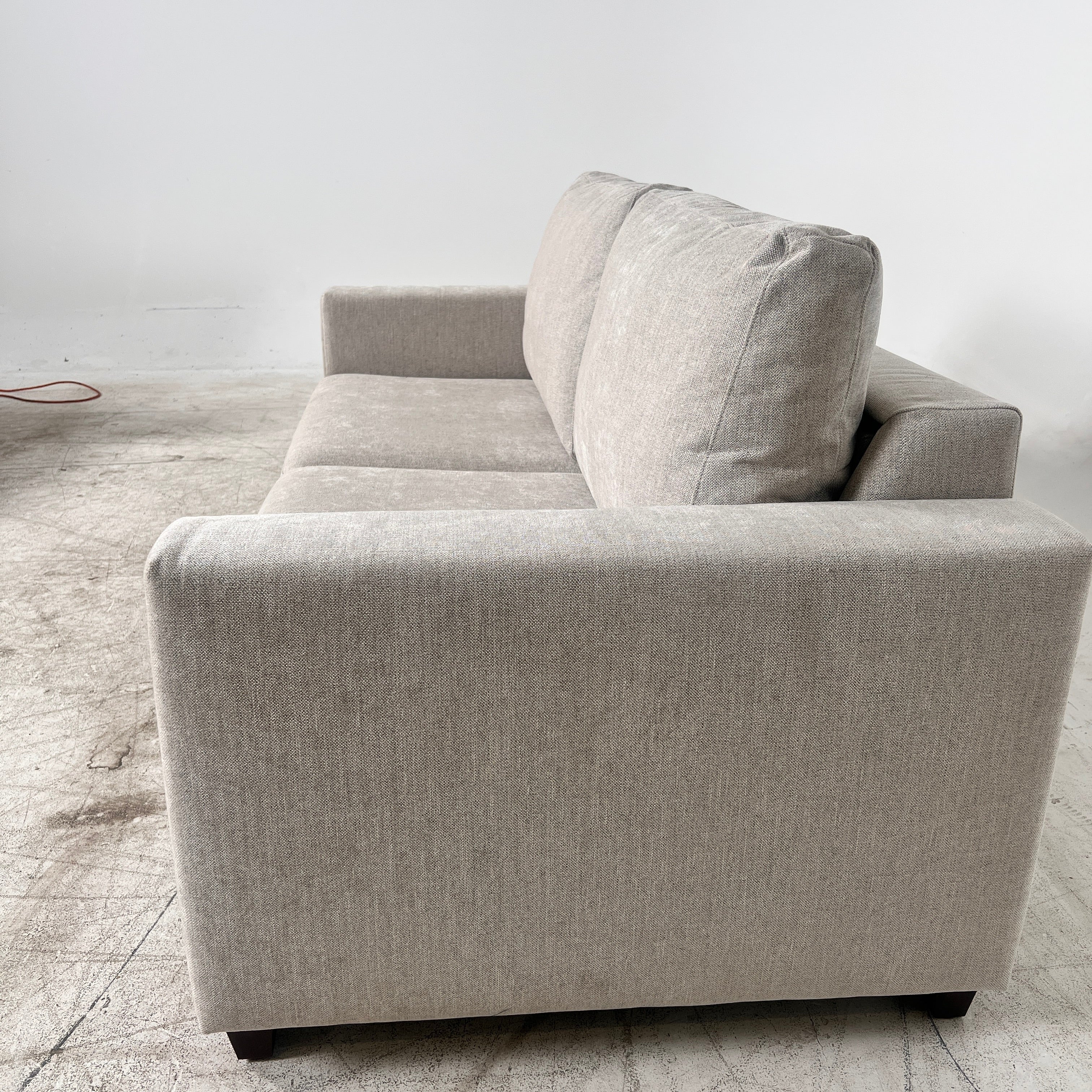 Thomasville Pull Out Sofa Bed. Loveseat converts into a bed. Delivery available