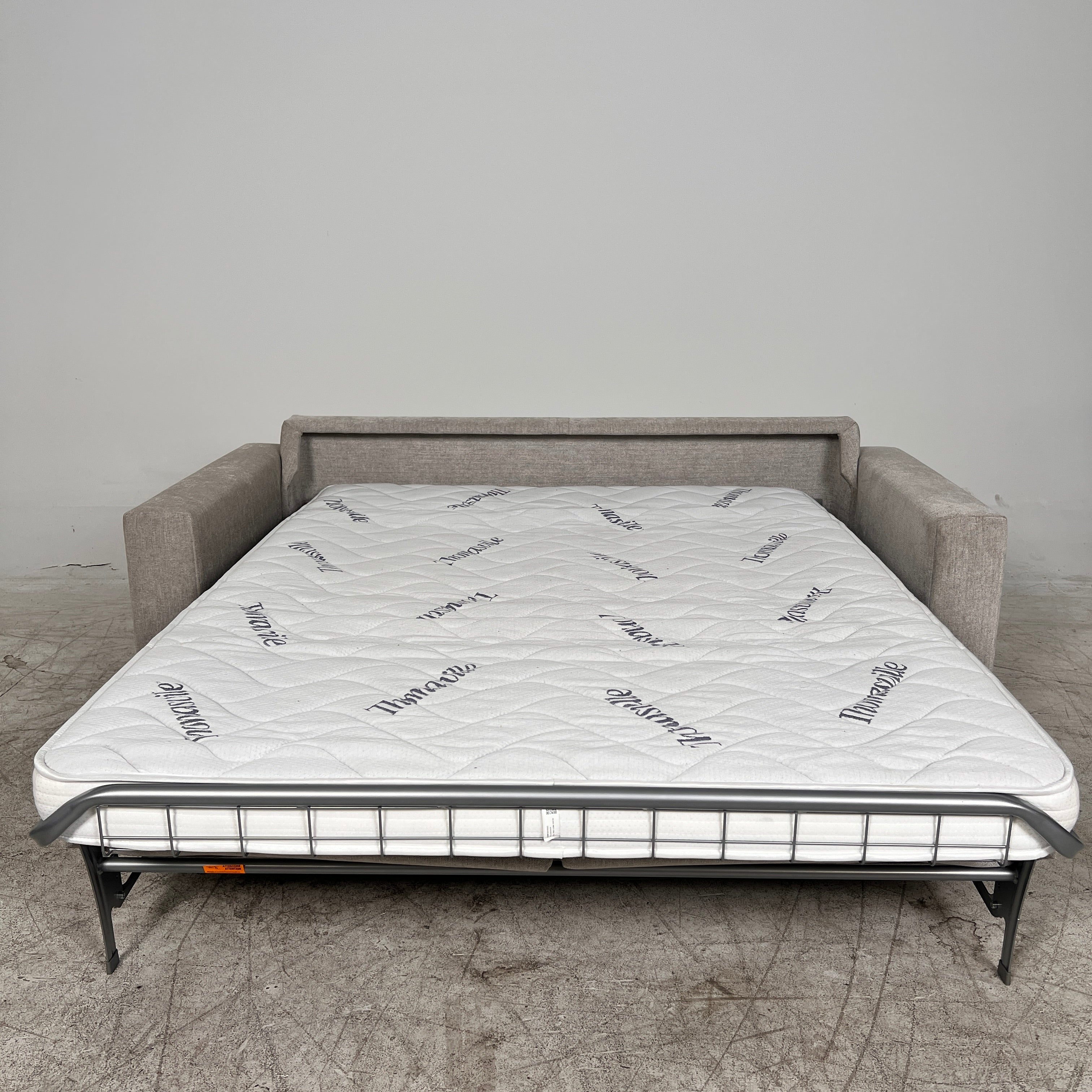 Thomasville Pull Out Sofa Bed. Loveseat converts into a bed. Delivery available
