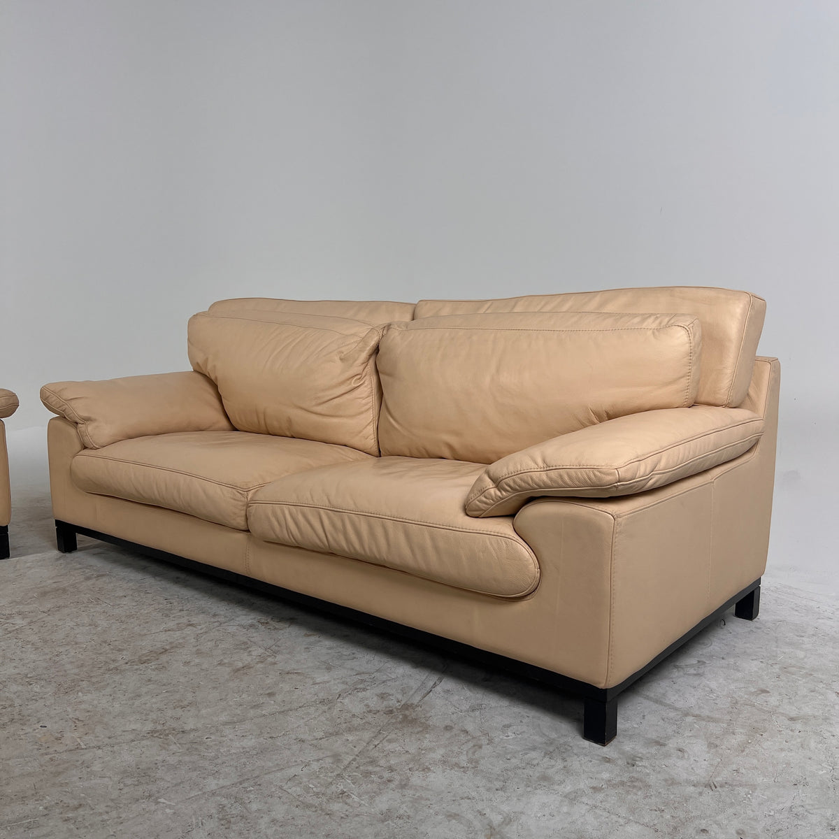 Moroni Full grain leather Sofa set. 3+1 Italian tan couch set. Delivery available
