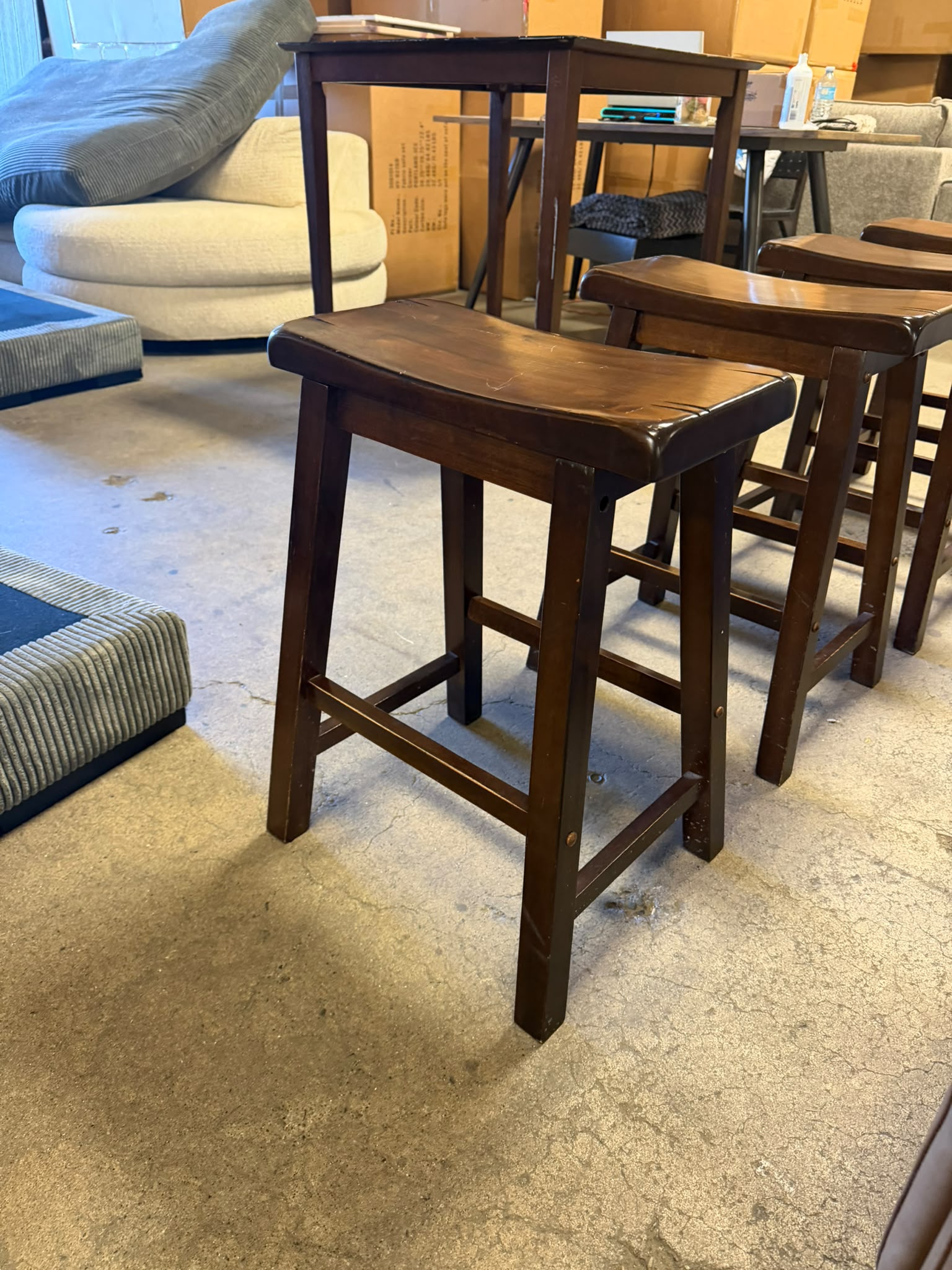 Table + 4 stools. Dinning table and 4 counter stools. Delivery available