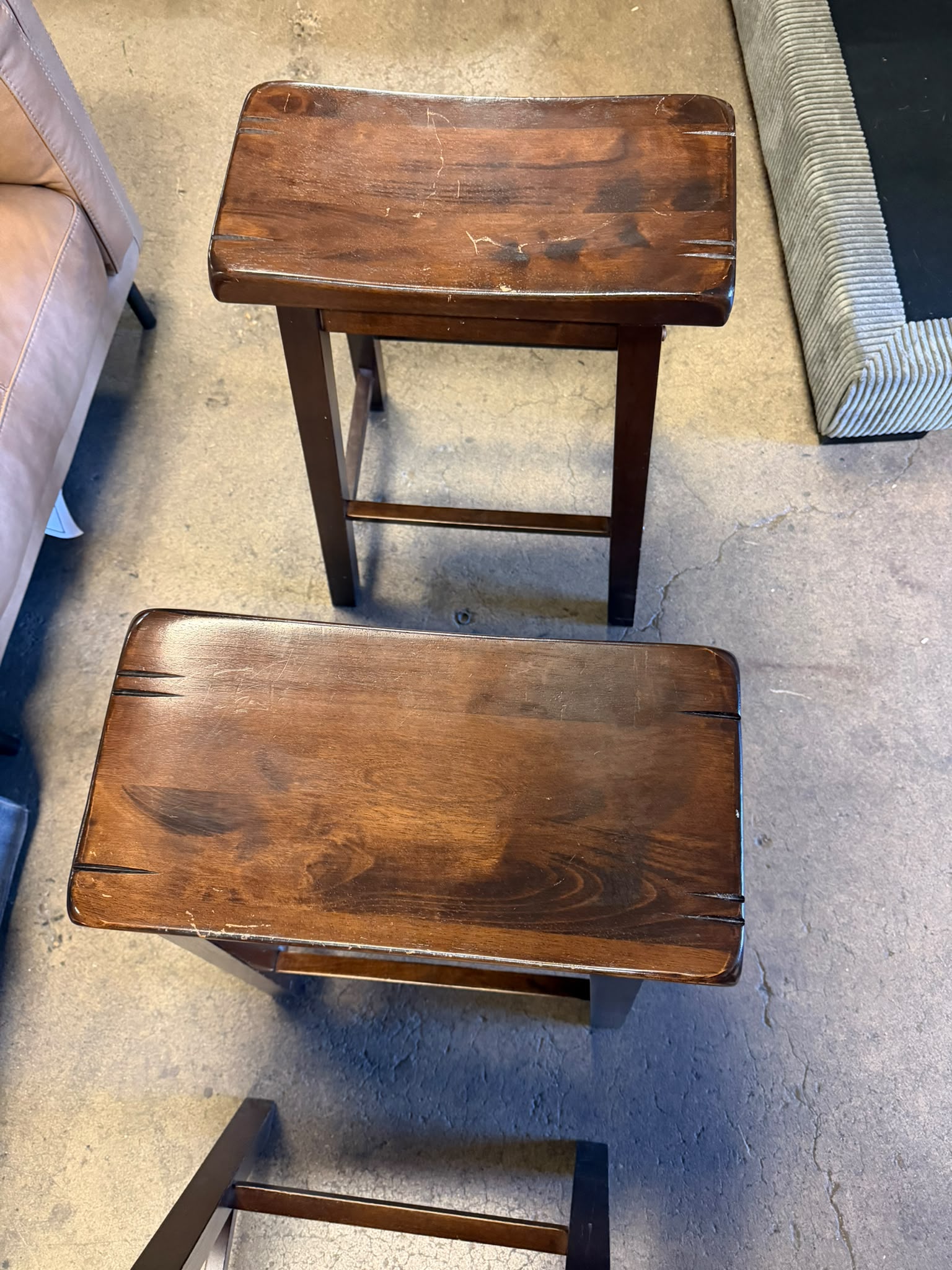 Table + 4 stools. Dinning table and 4 counter stools. Delivery available