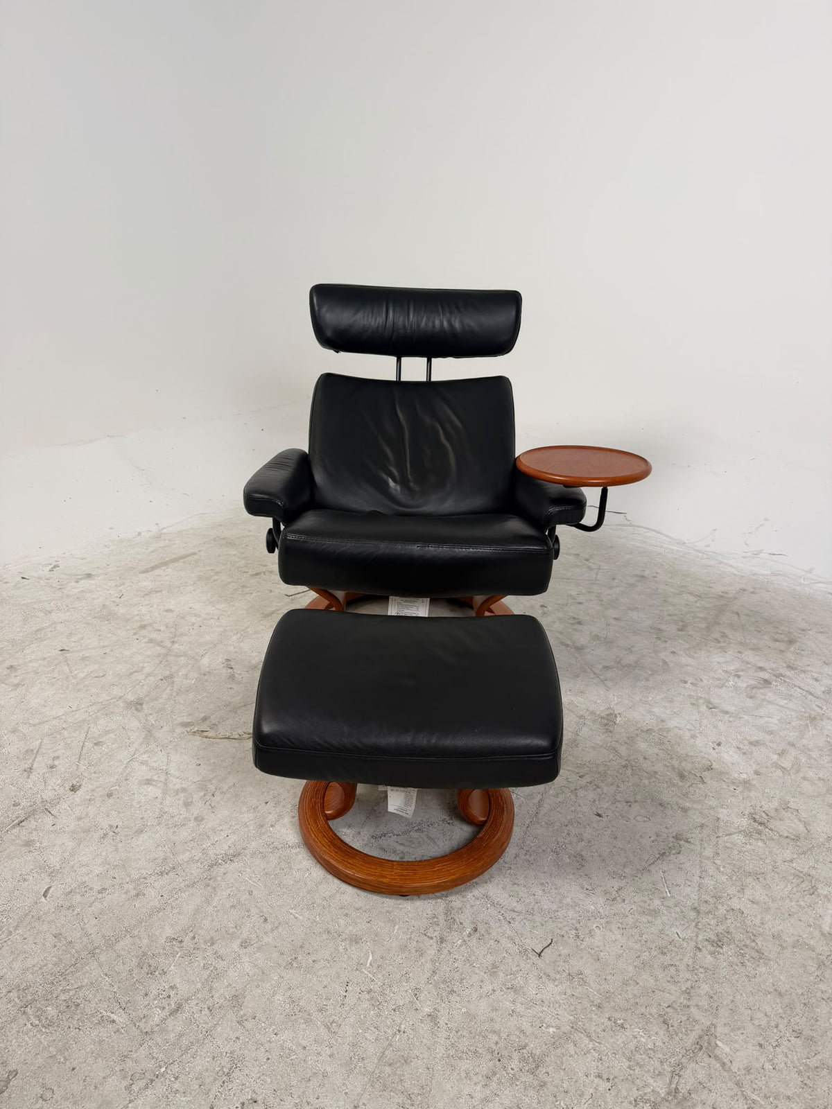 Ekornes Stressless Jazz Chair with ottoman + table. Scandanavian chair. Delivery available