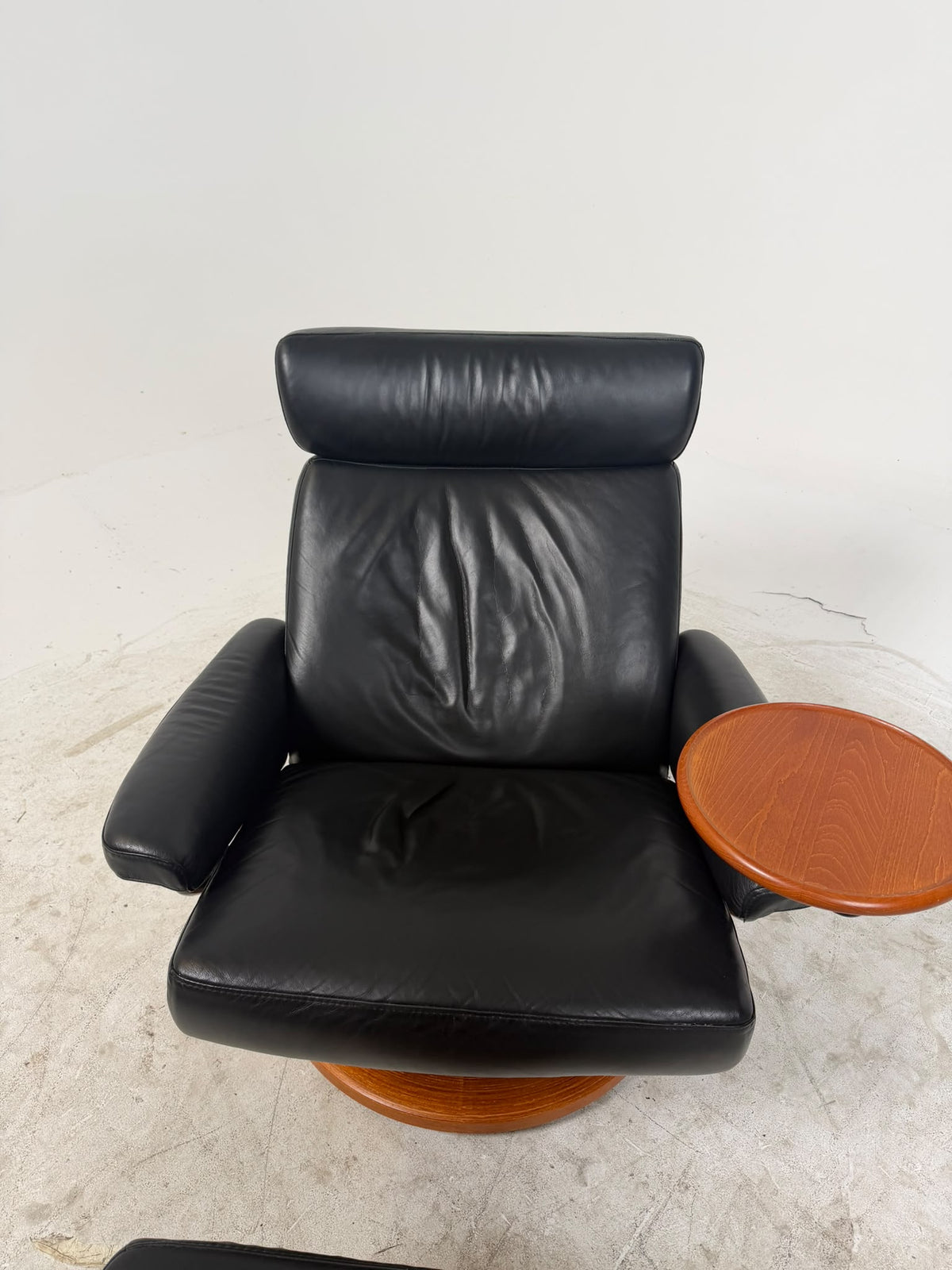 Ekornes Stressless Jazz Chair with ottoman + table. Scandanavian chair. Delivery available