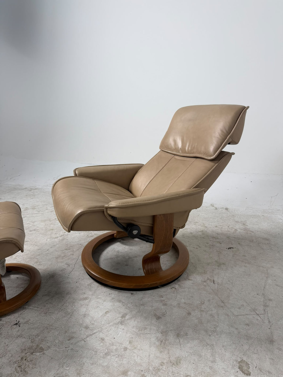 Ekornes Stressless Admiral Chair. Beige Sand Color recliner. Delivery available