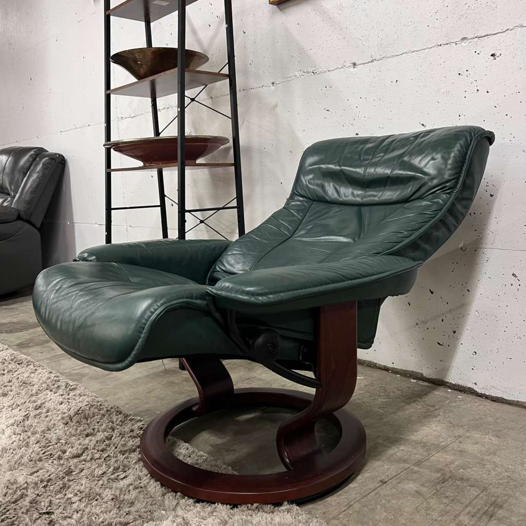 Ekornes stressless leather recliner. Mint conditon Norwegian chair.
