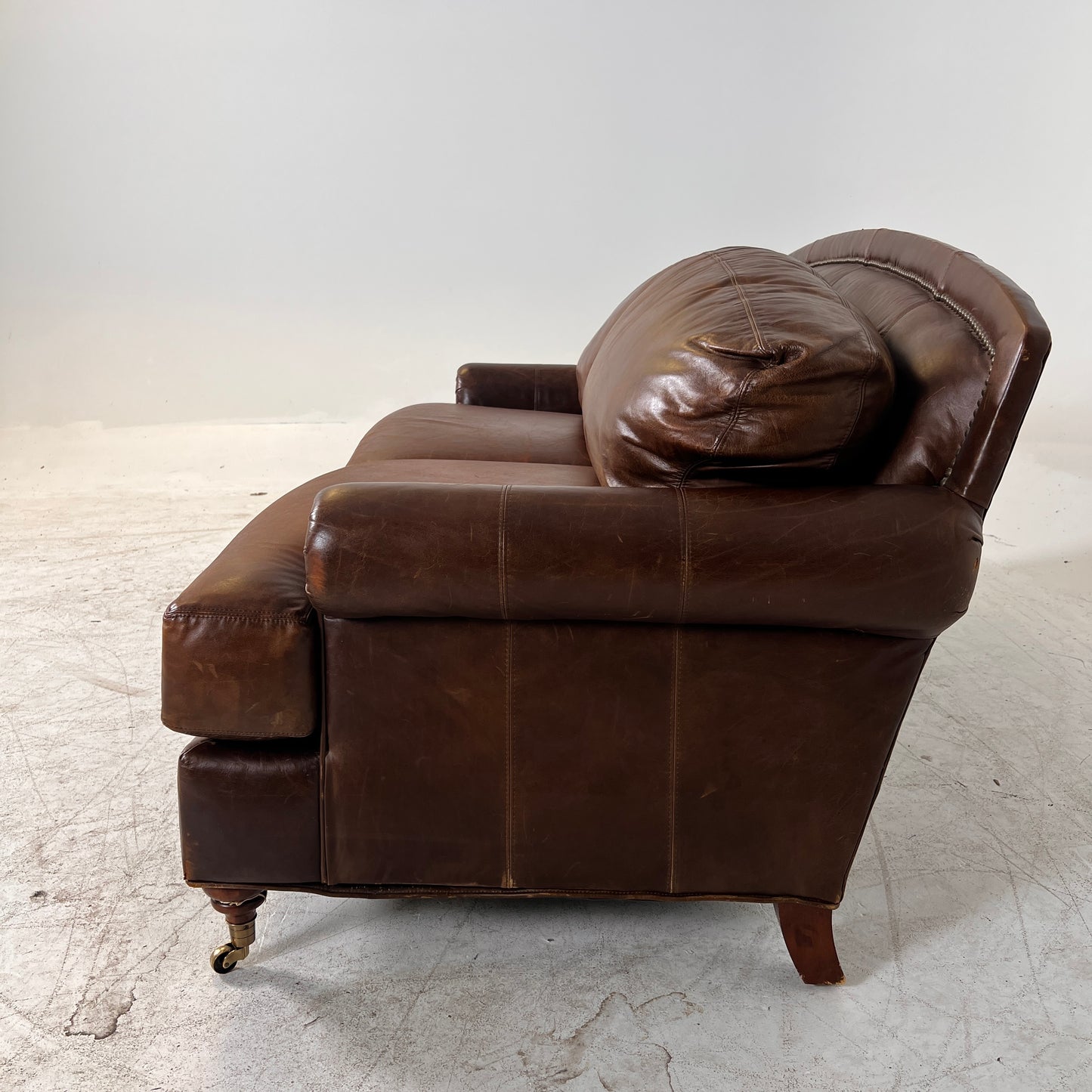 Henredon Distressed leather Loveseat. MCM sofa couch. Delivery available