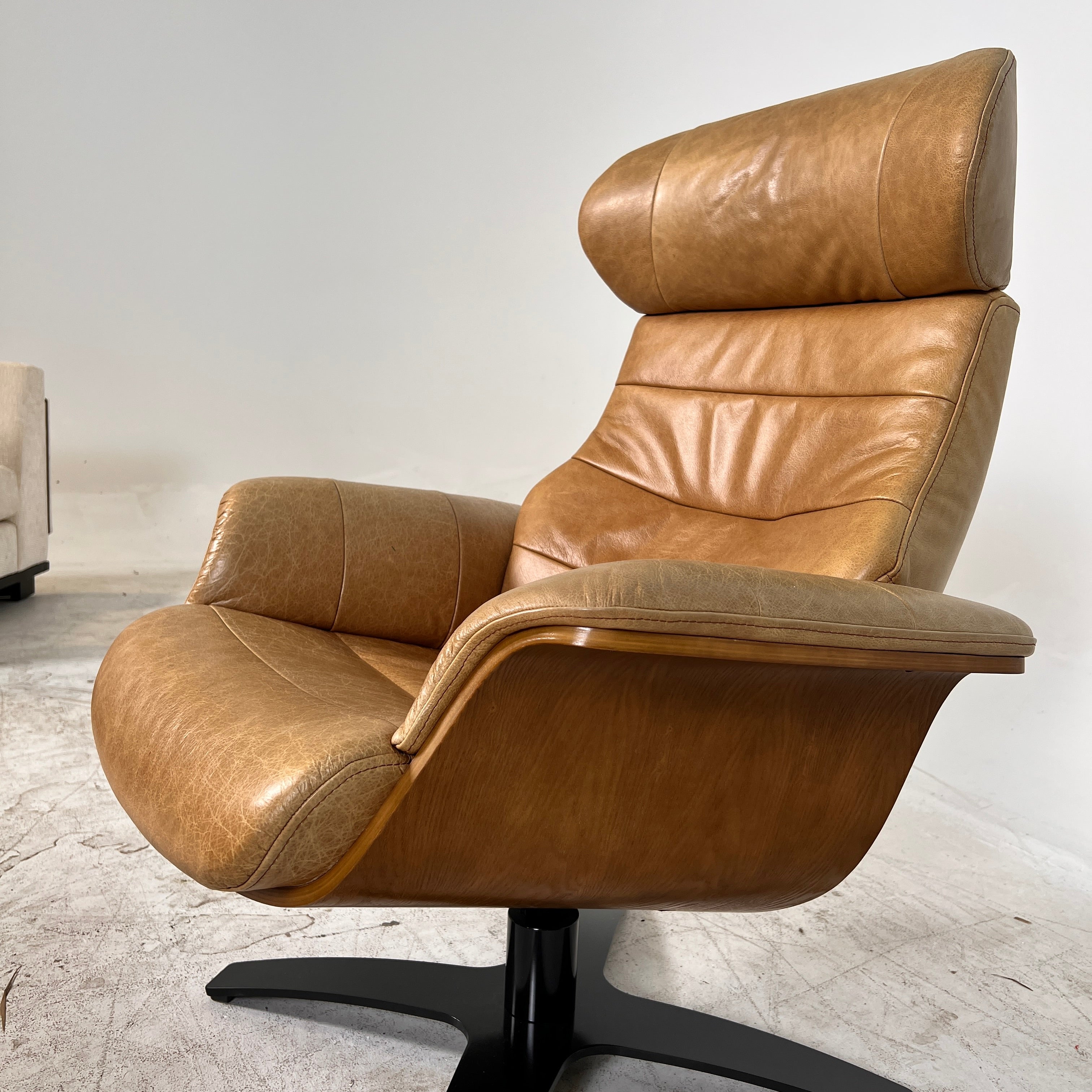 Conform Timeout Genuine Leather Swivel chair + ottoman. Delivery available