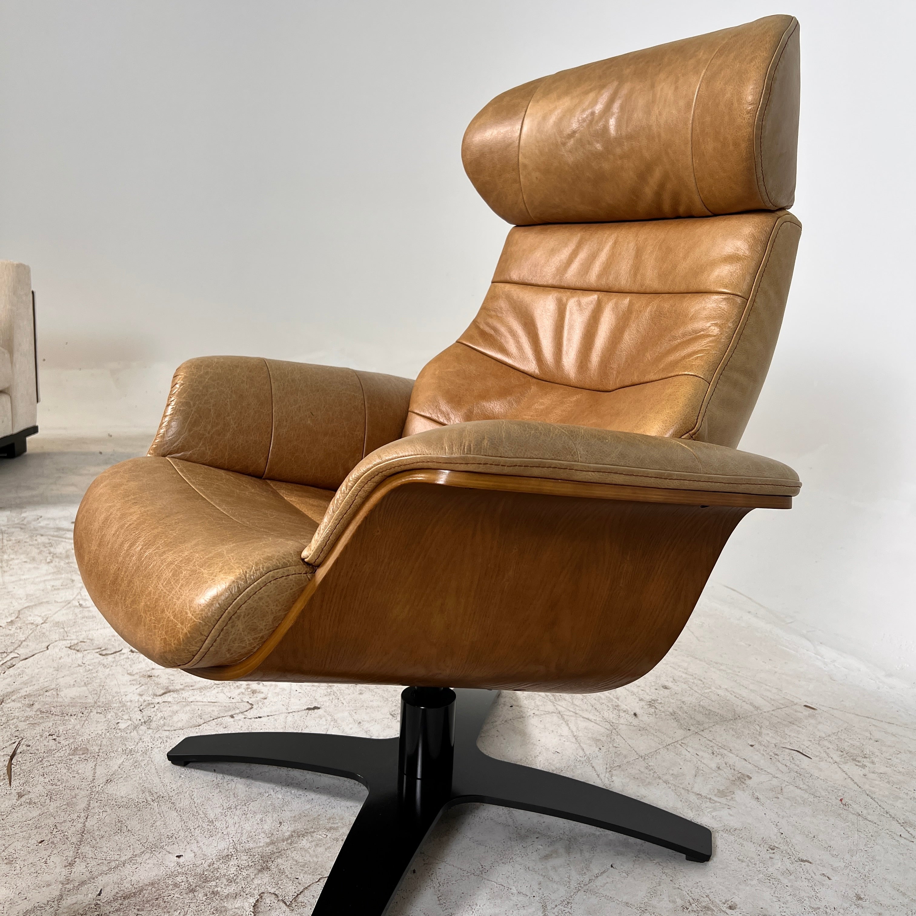 Conform Timeout Genuine Leather Swivel chair + ottoman. Delivery available