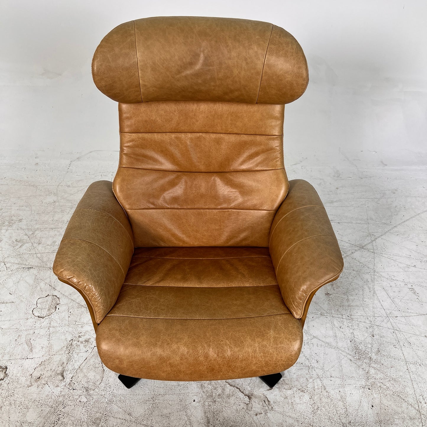 Conform Timeout Genuine Leather Swivel chair + ottoman. Delivery available