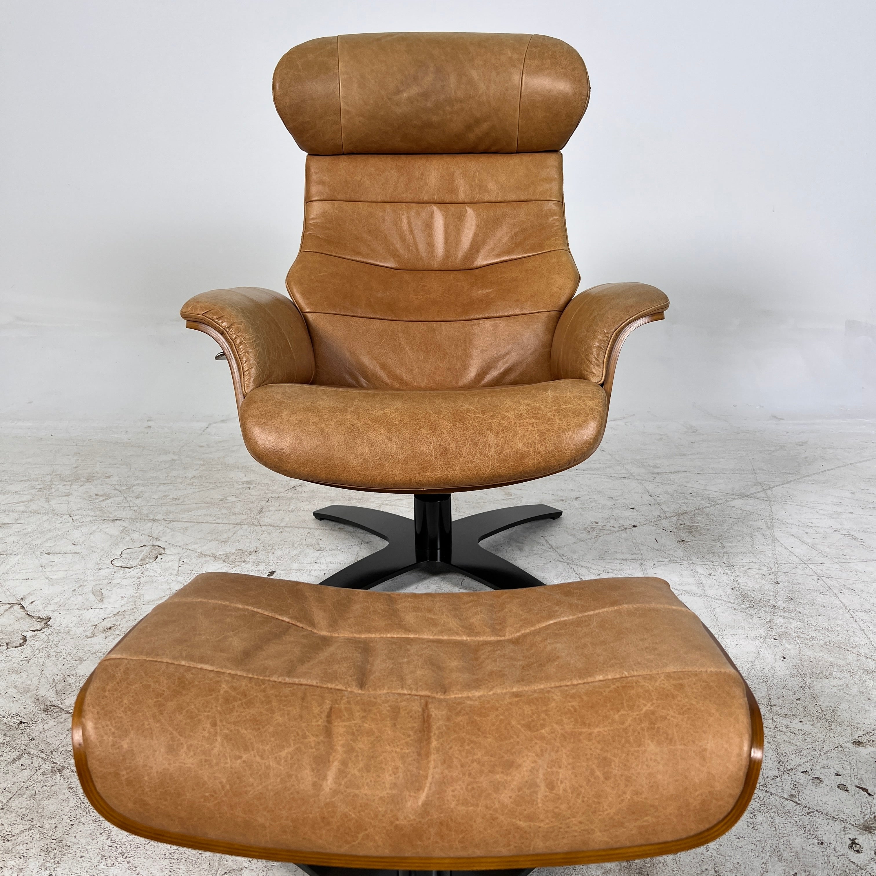 Conform Timeout Genuine Leather Swivel chair + ottoman. Delivery available