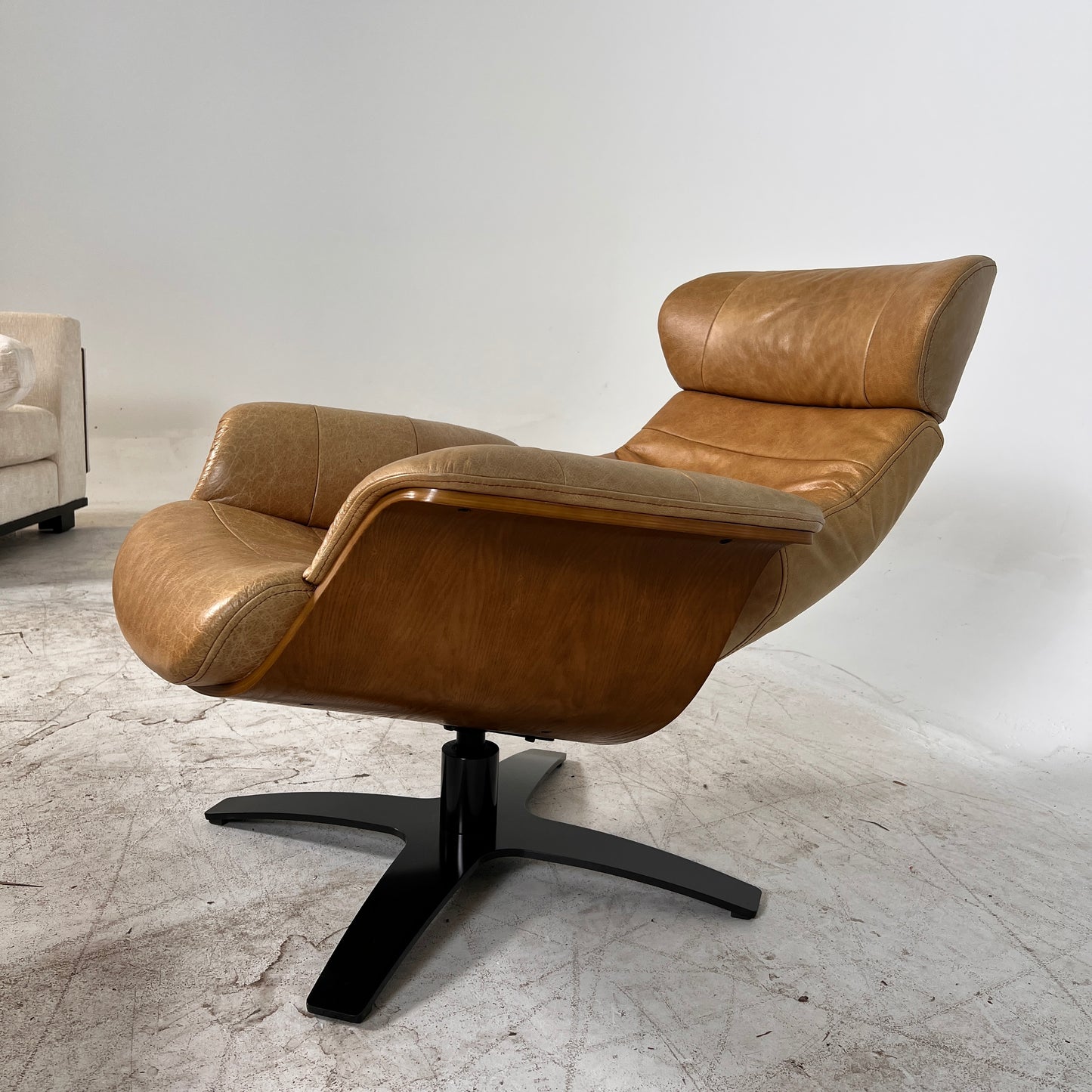 Conform Timeout Genuine Leather Swivel chair + ottoman. Delivery available
