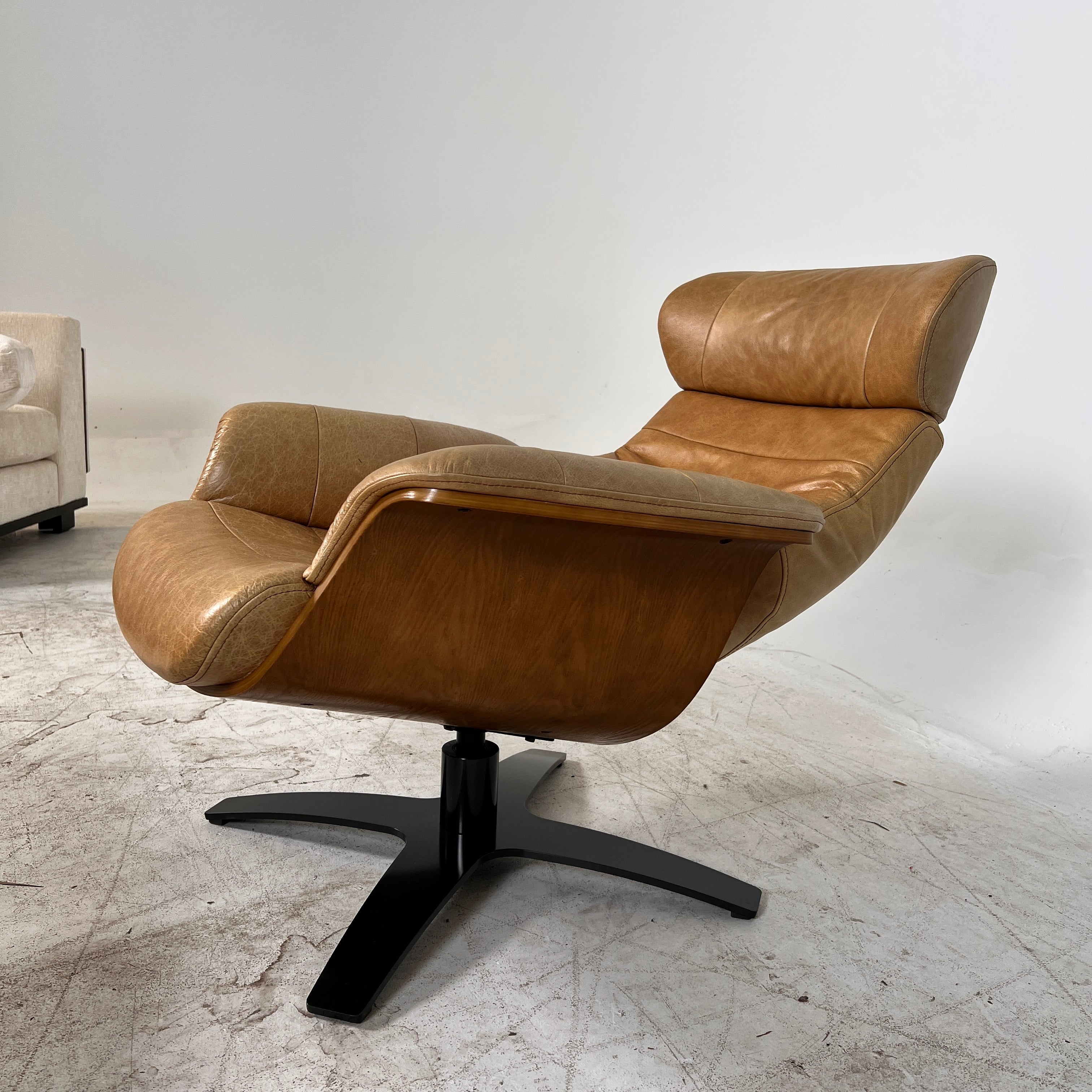 Conform Timeout Genuine Leather Swivel chair + ottoman. Delivery available