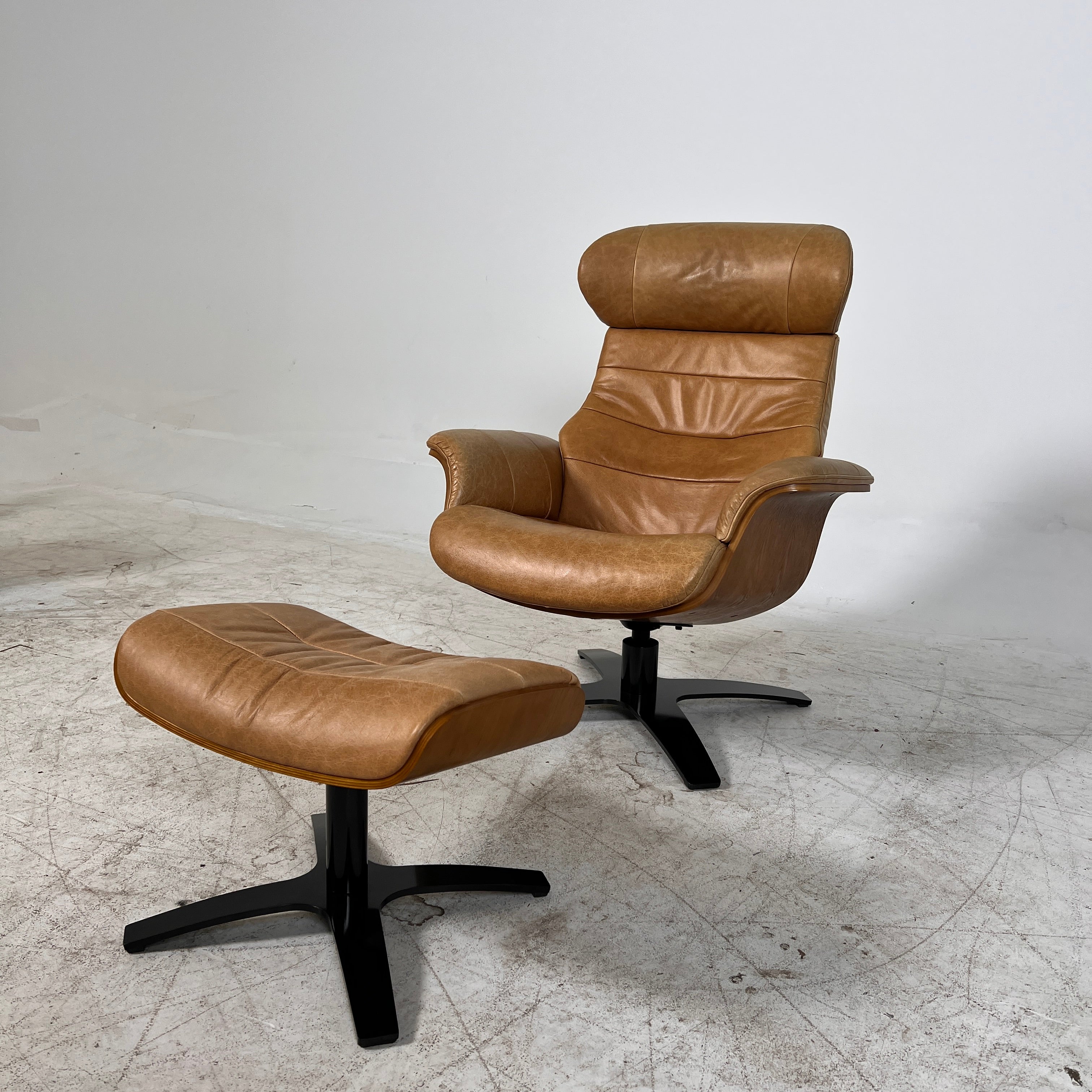 Conform Timeout Genuine Leather Swivel chair + ottoman. Delivery available