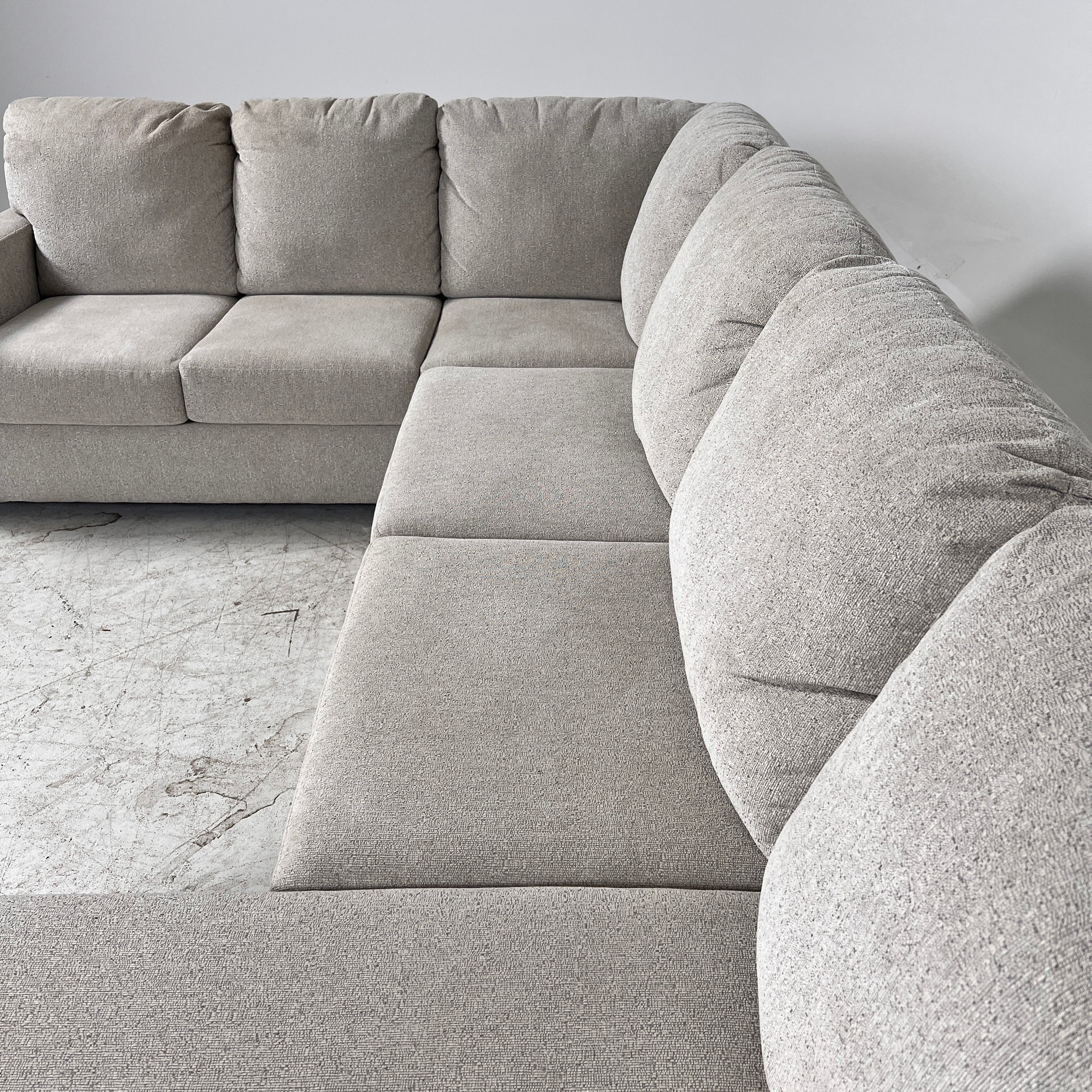 Large U shaped sectional. Large 3 piece Sofa couch. Delivery avilable