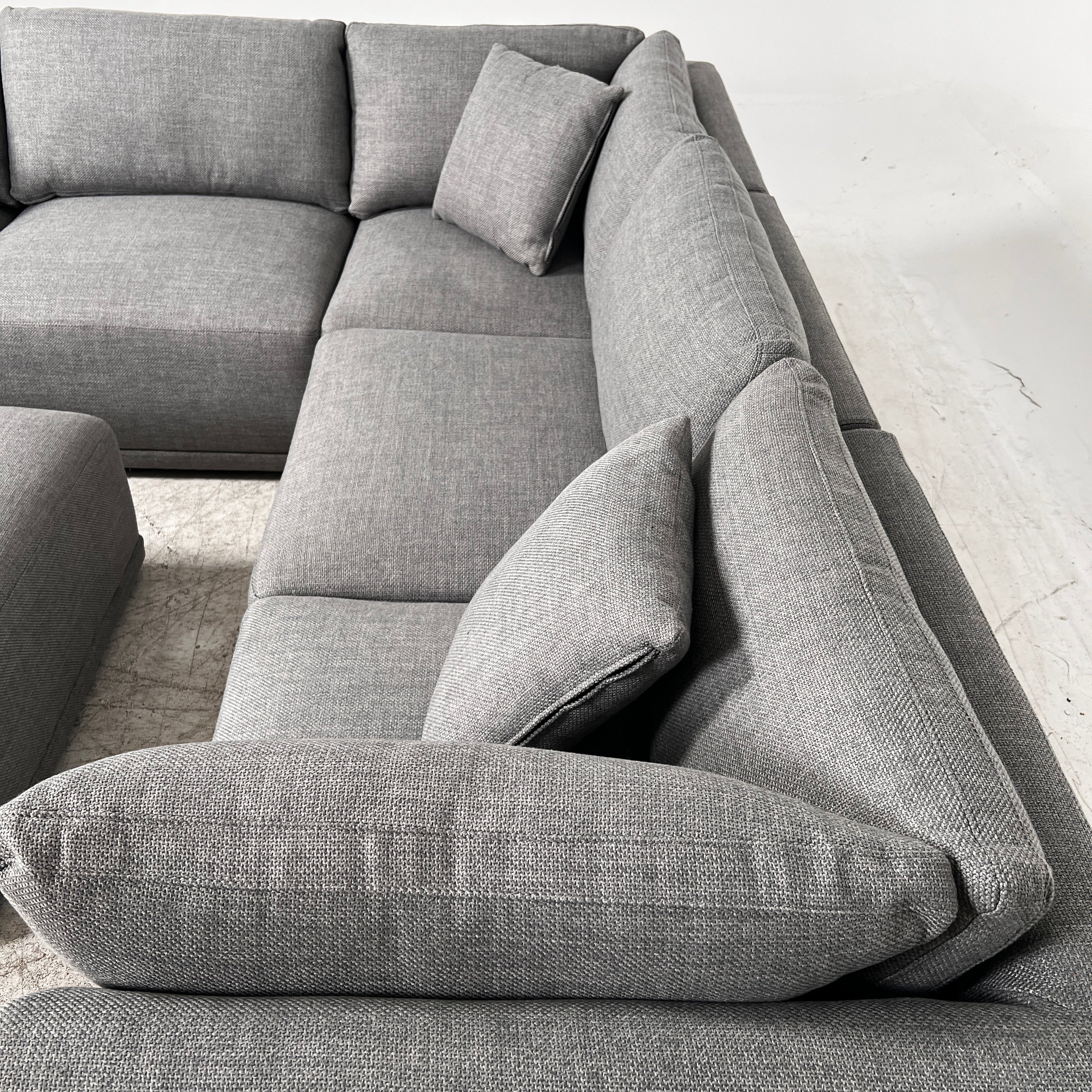 Thomasville 6 piece modular sofa set. Corner L shaped sofa couch. Delivery available