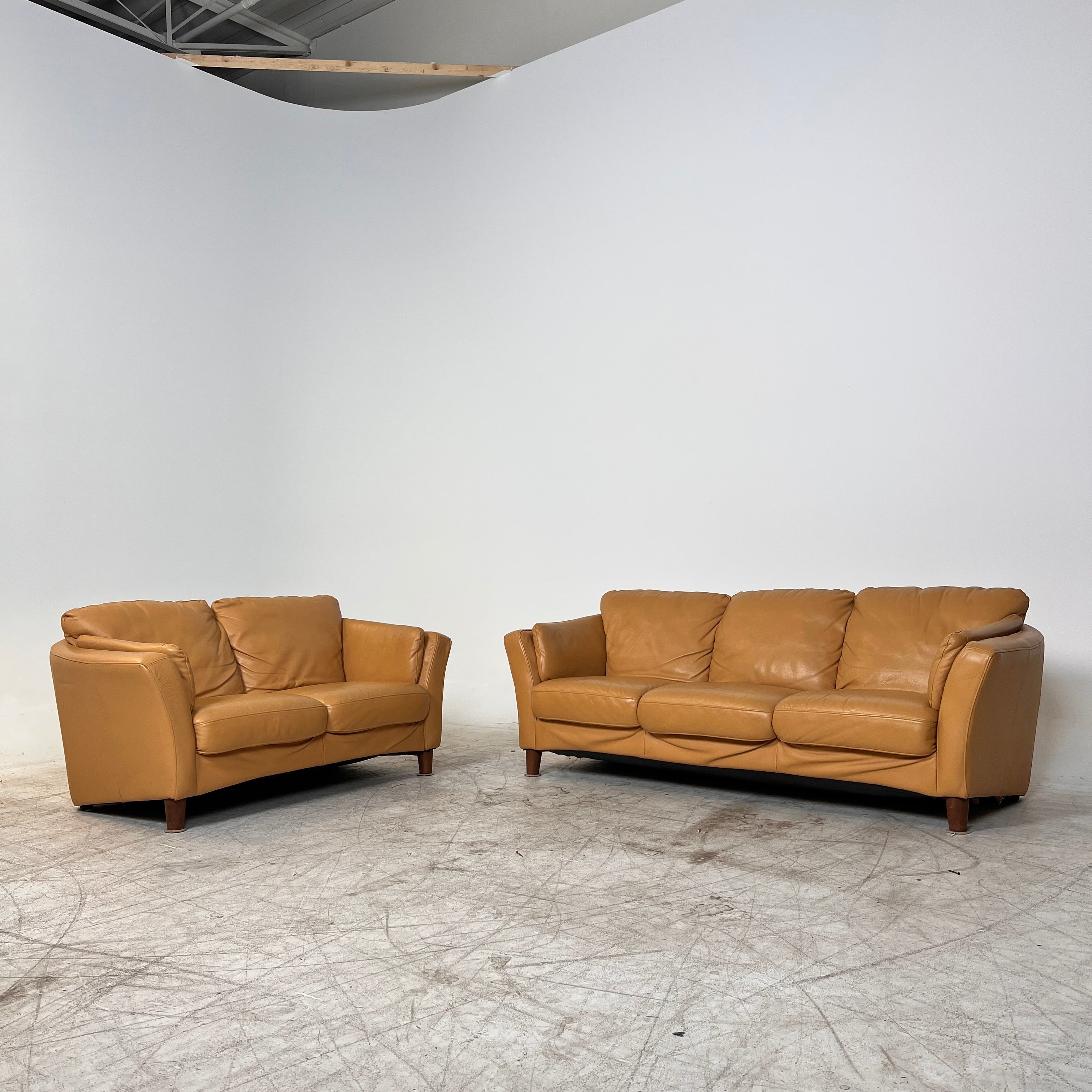 MCM leather sofa set. Tan Couch + loveseat set. Delivery available