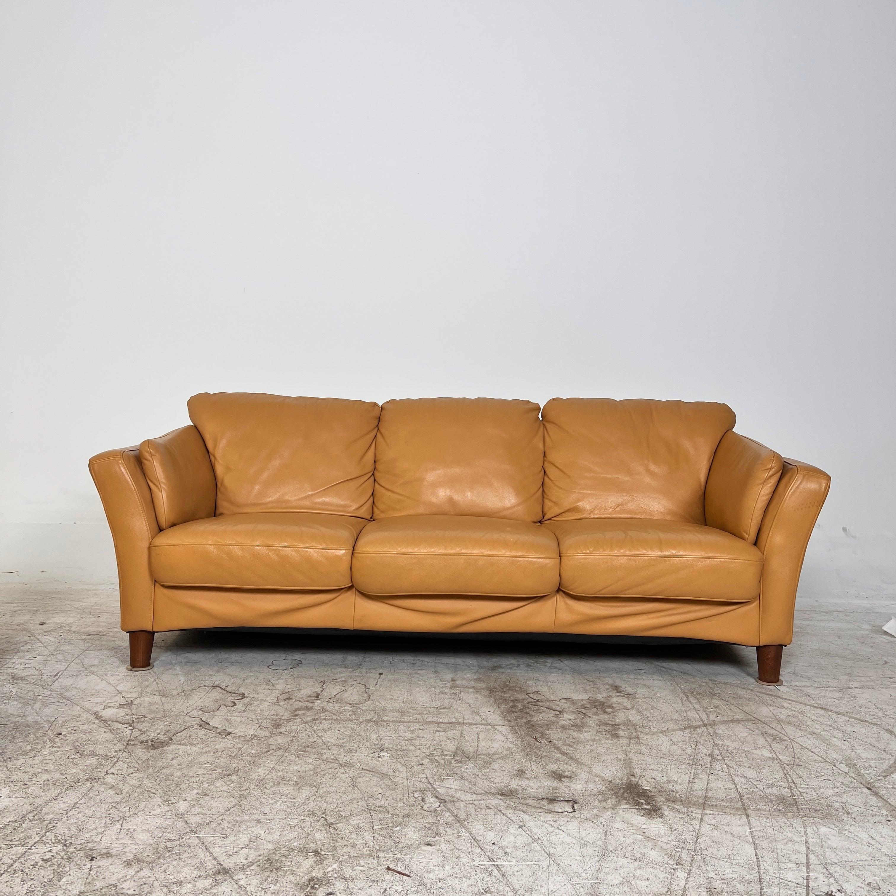 MCM leather sofa set. Tan Couch + loveseat set. Delivery available