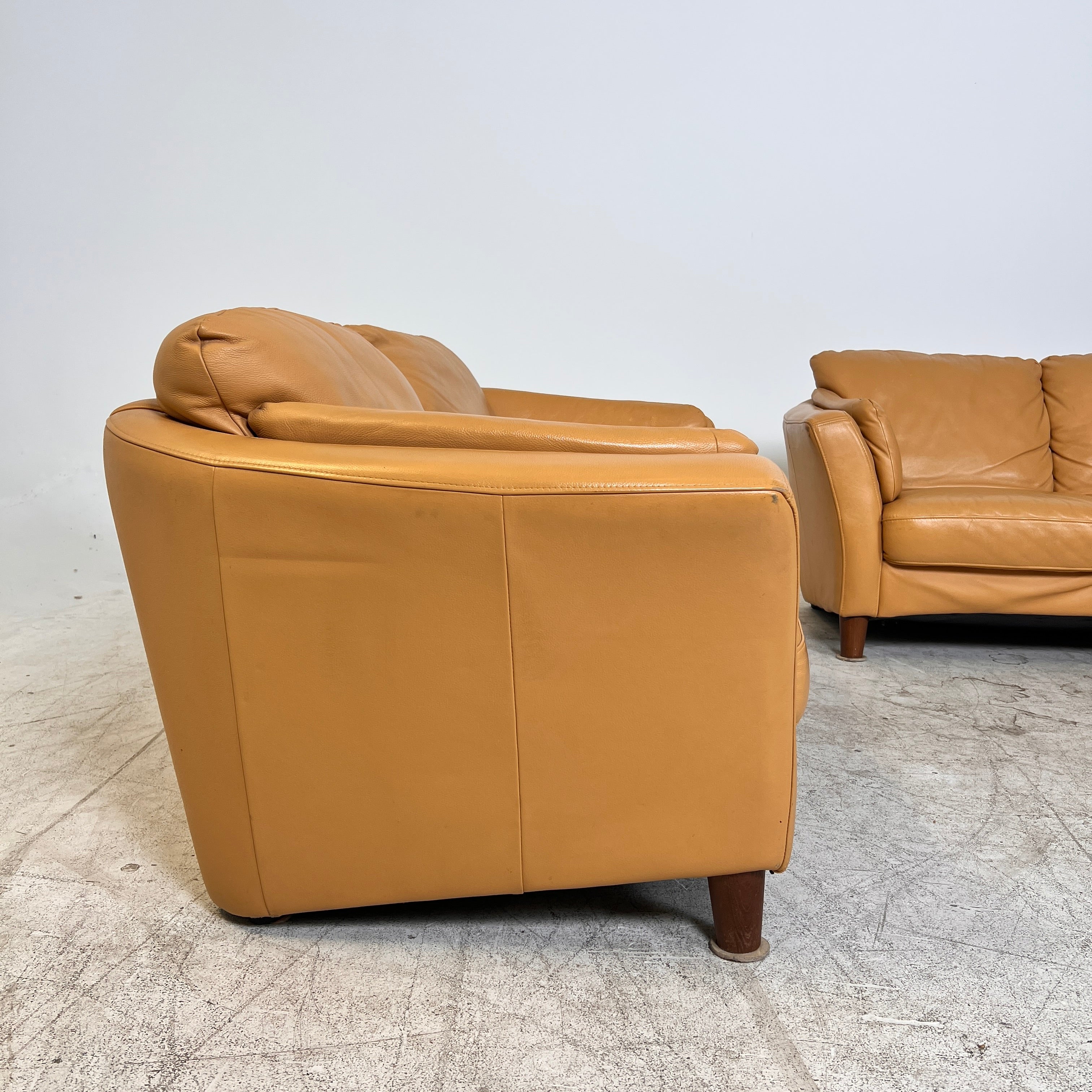 MCM leather sofa set. Tan Couch + loveseat set. Delivery available