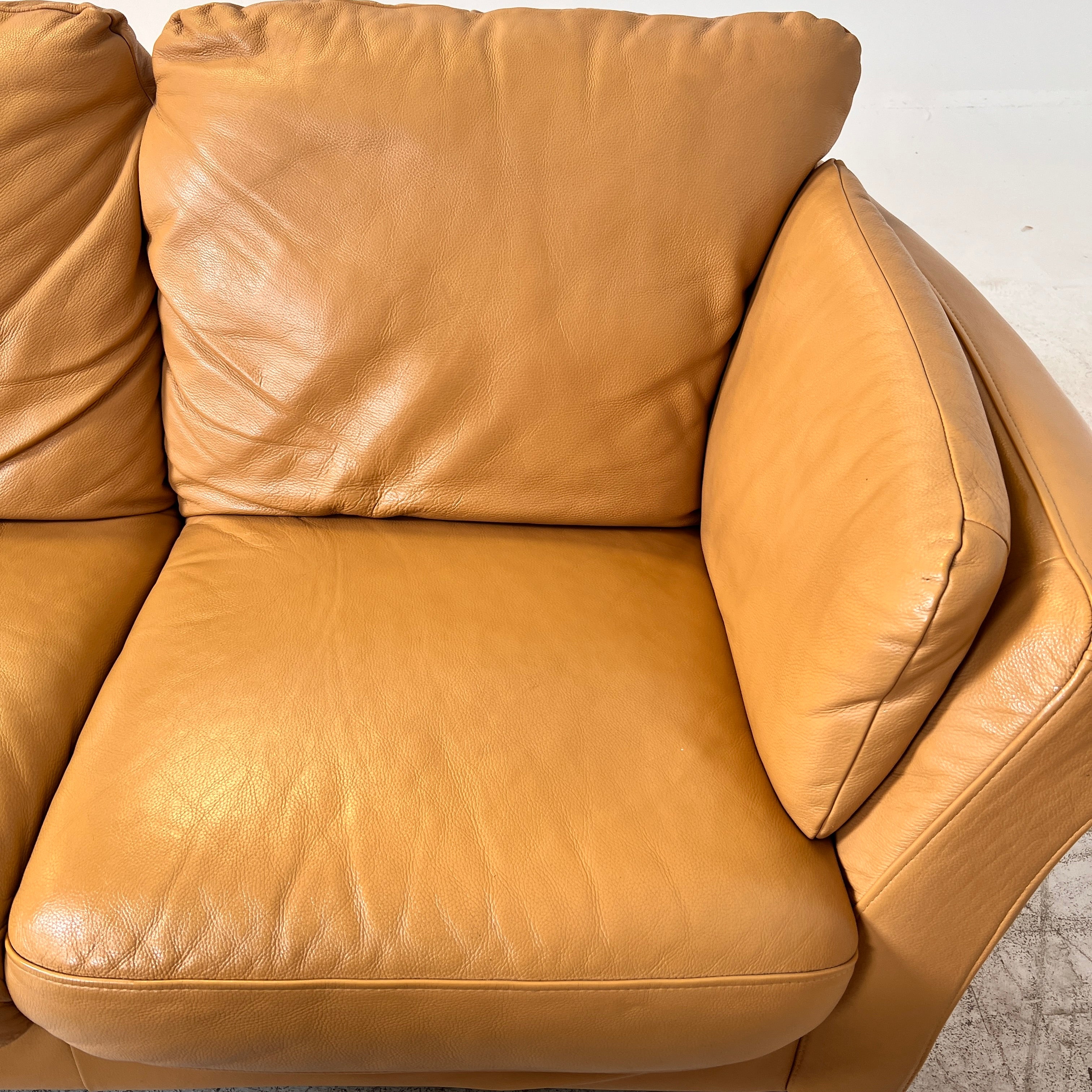 MCM leather sofa set. Tan Couch + loveseat set. Delivery available