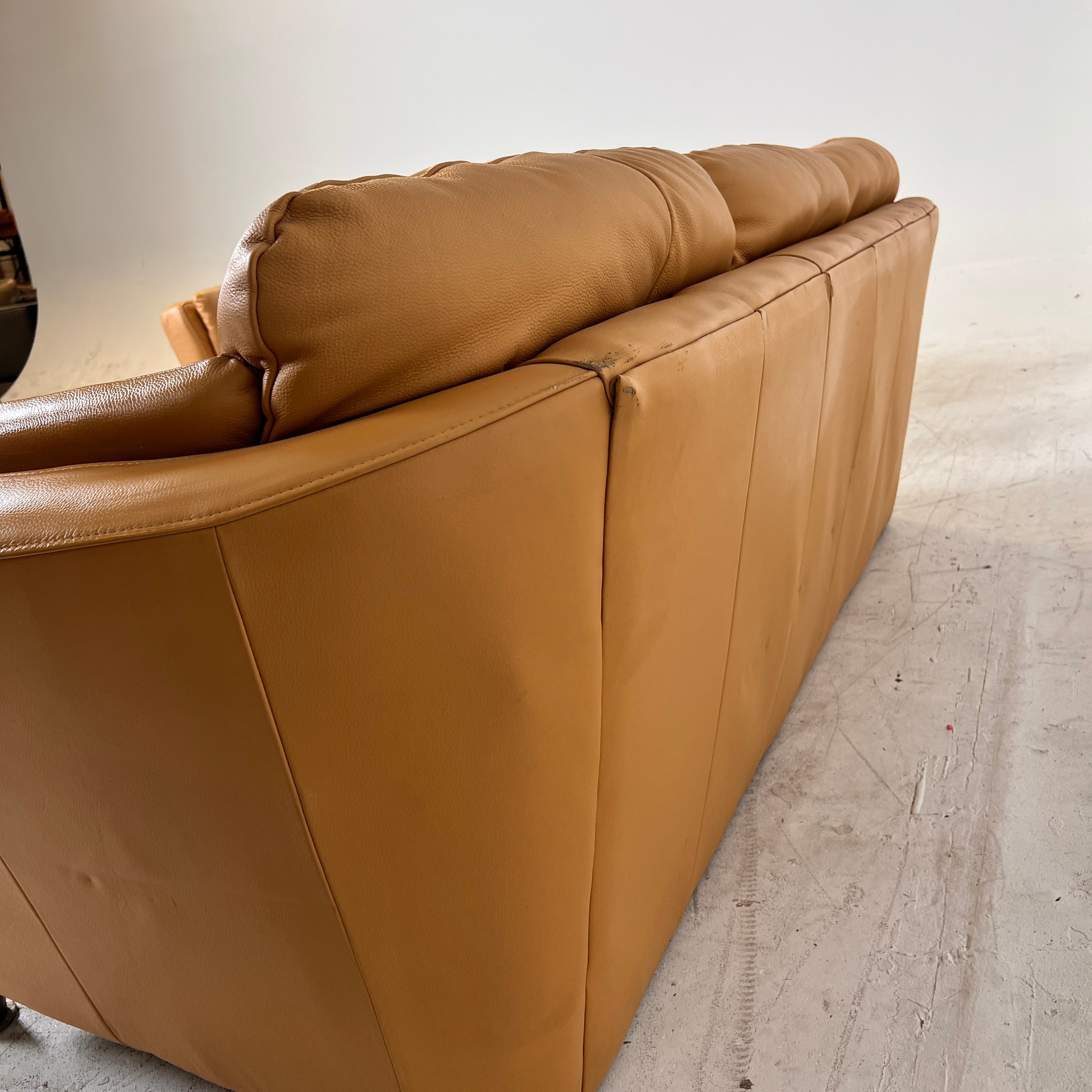 MCM leather sofa set. Tan Couch + loveseat set. Delivery available