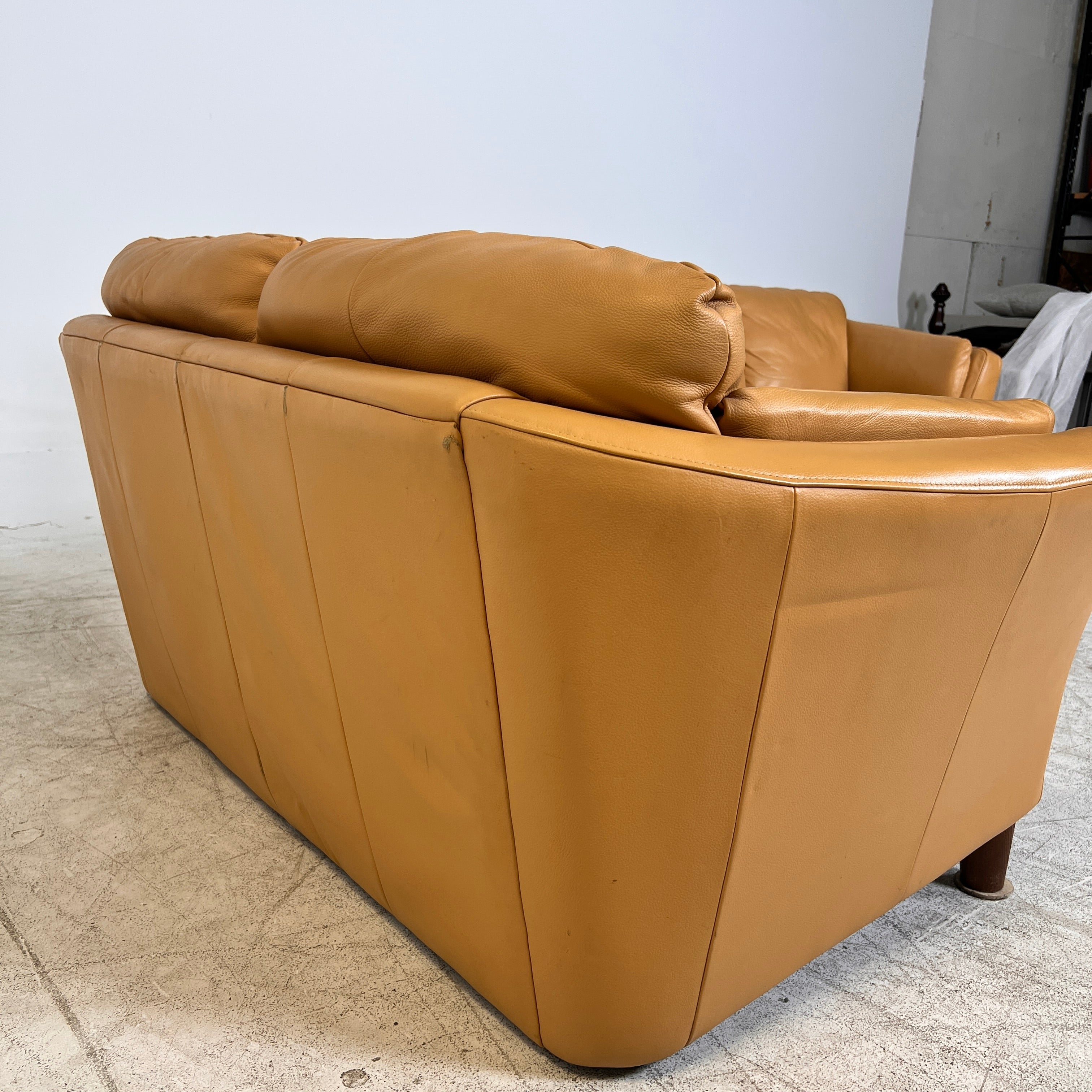 MCM leather sofa set. Tan Couch + loveseat set. Delivery available