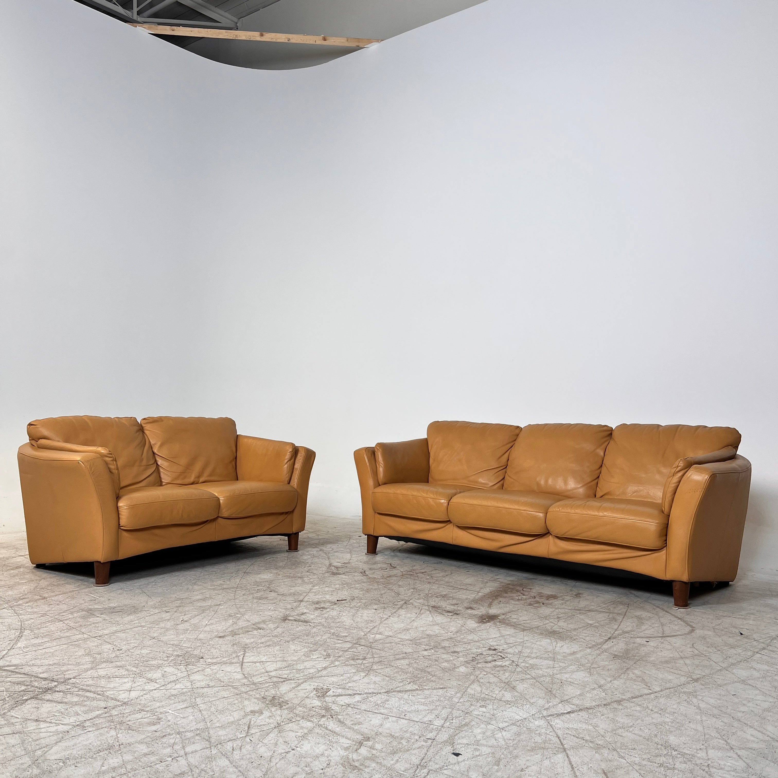 MCM leather sofa set. Tan Couch + loveseat set. Delivery available
