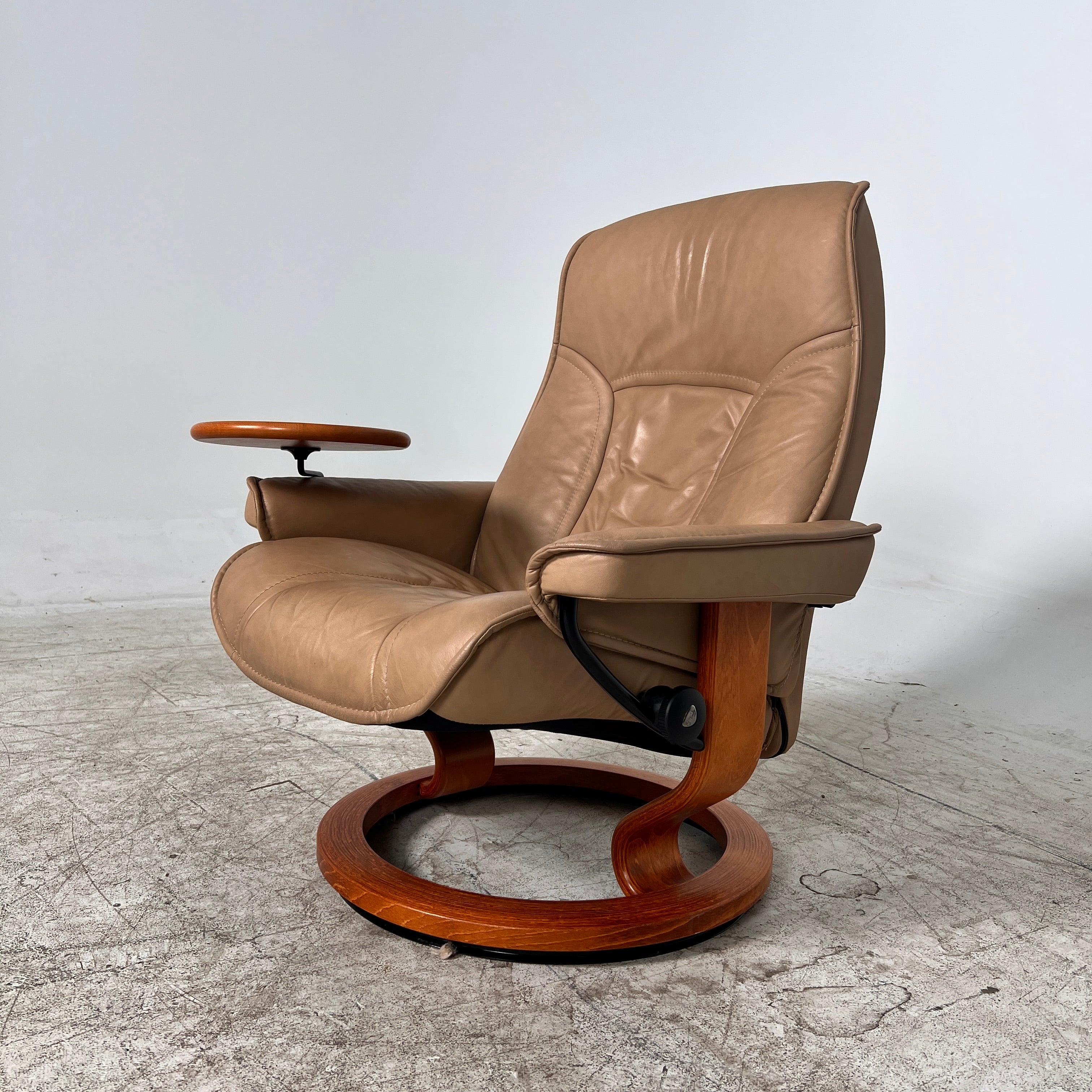 Ekornes Stressless Governor chair + ottoman. MCM recliner + table. Delivery available