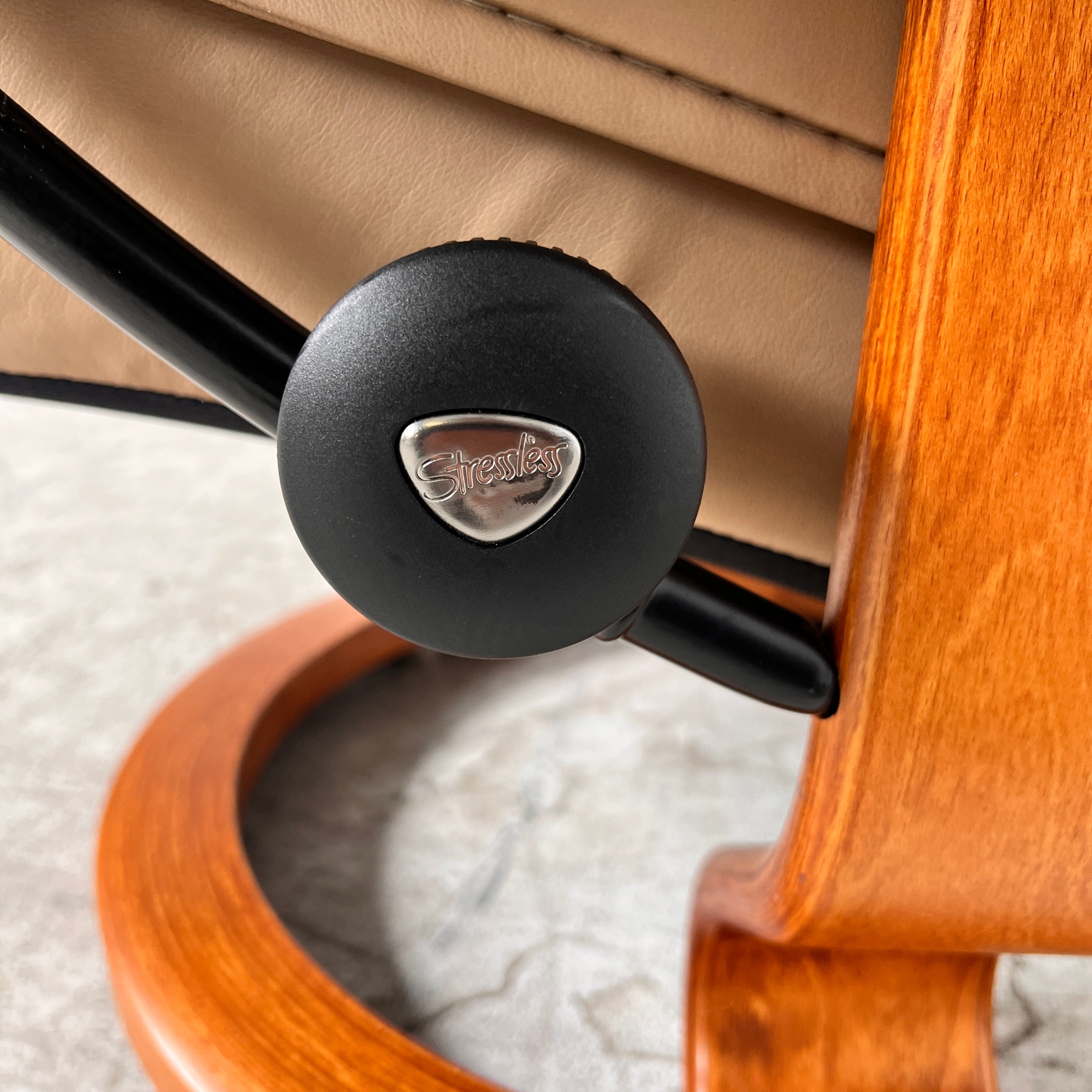 Ekornes Stressless Governor chair + ottoman. MCM recliner + table. Delivery available