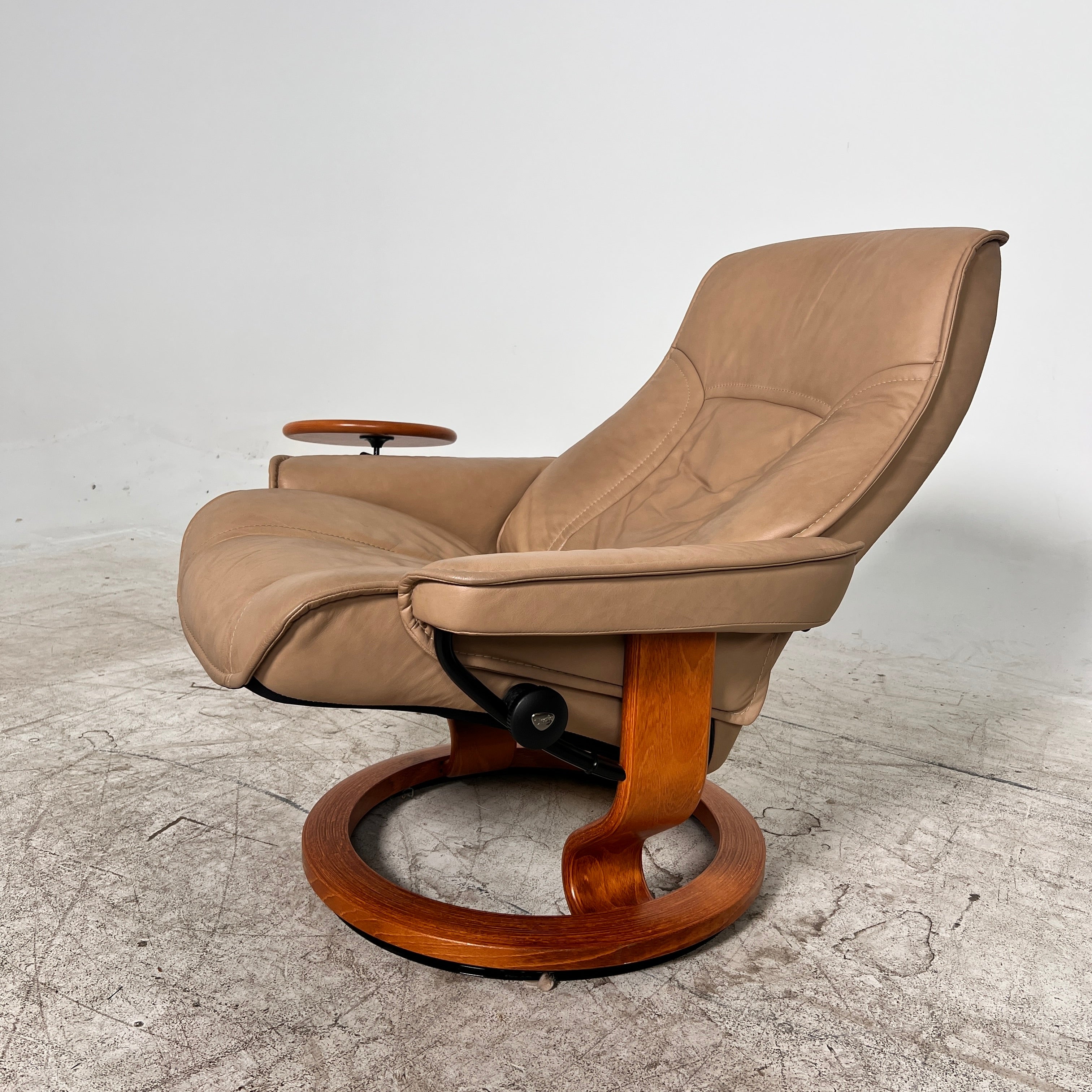 Ekornes Stressless Governor chair + ottoman. MCM recliner + table. Delivery available