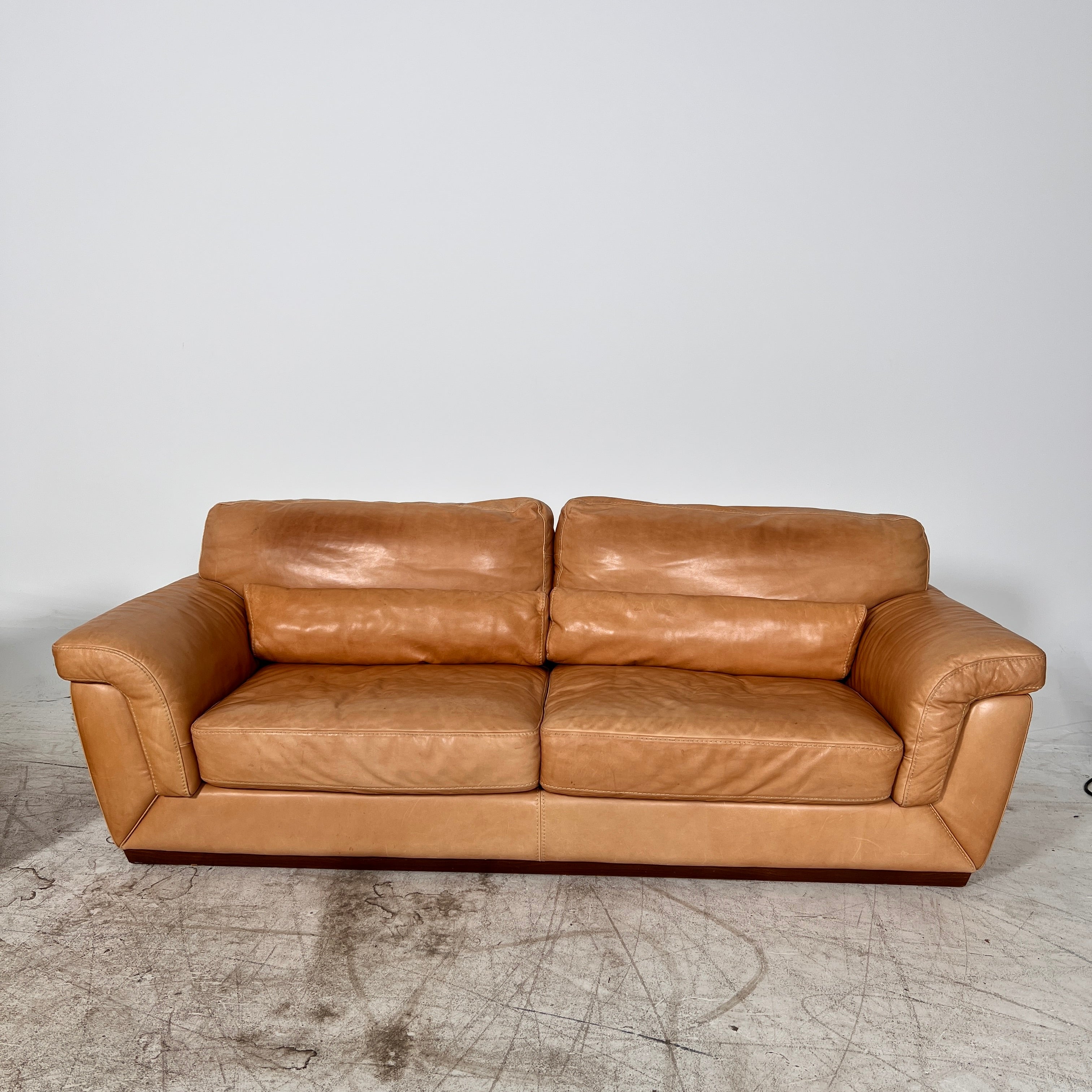 Natuzzi Italia Sofa Set. 3+2+1 Real leather couch set. Delivery avaialble