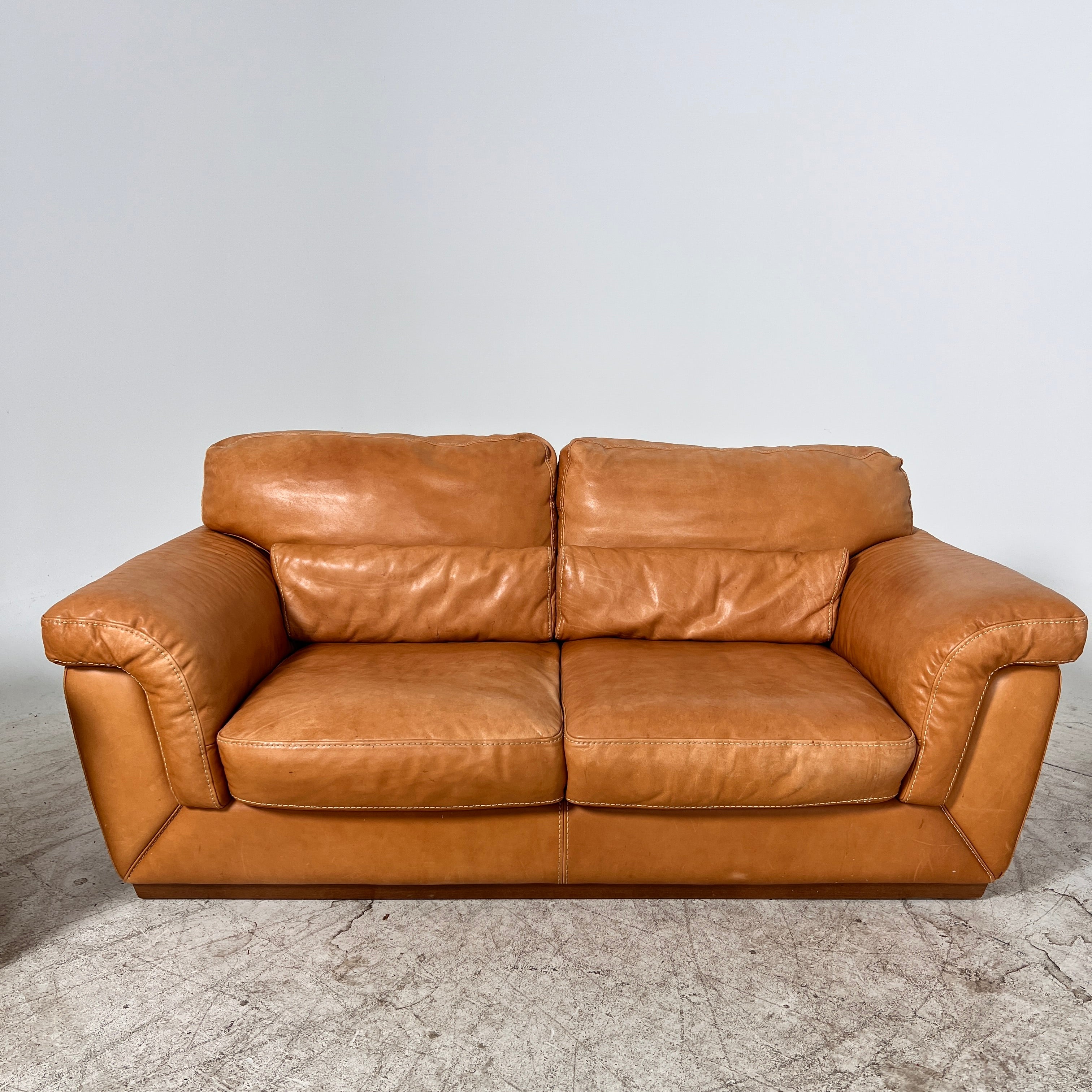 Natuzzi Italia Sofa Set. 3+2+1 Real leather couch set. Delivery avaialble