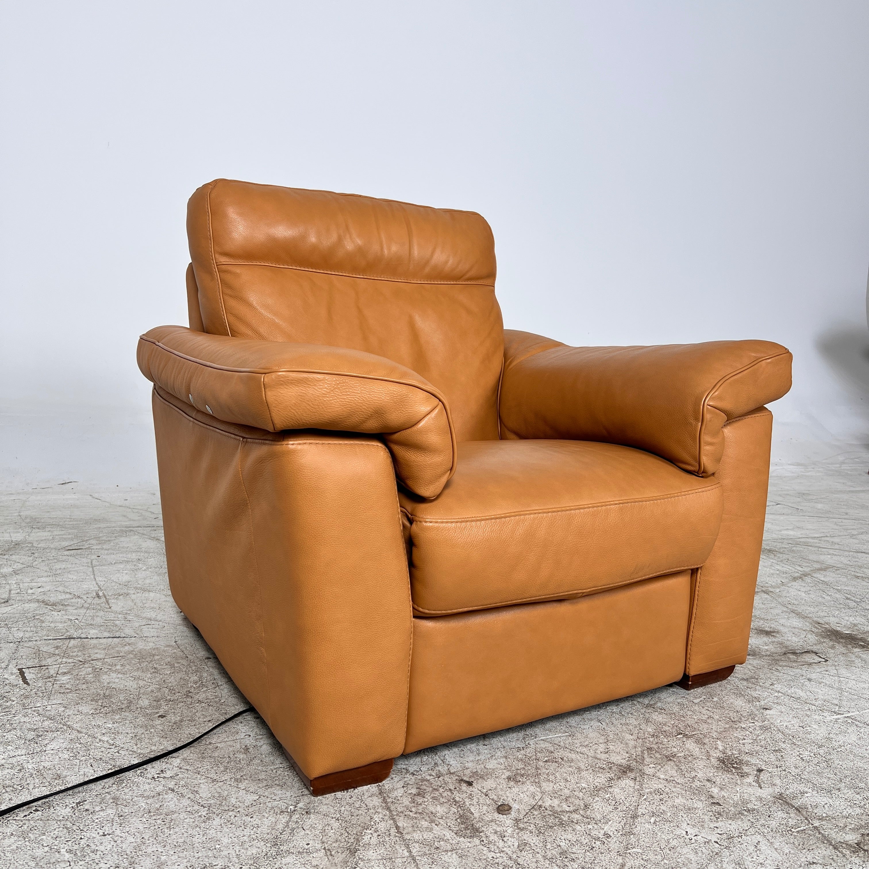 Natuzzi Editions power reclining chair. Leather electric recliner. Delivery available